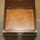 Bureau de campagne Davenport victorien antique en cuir avec galerie en laiton