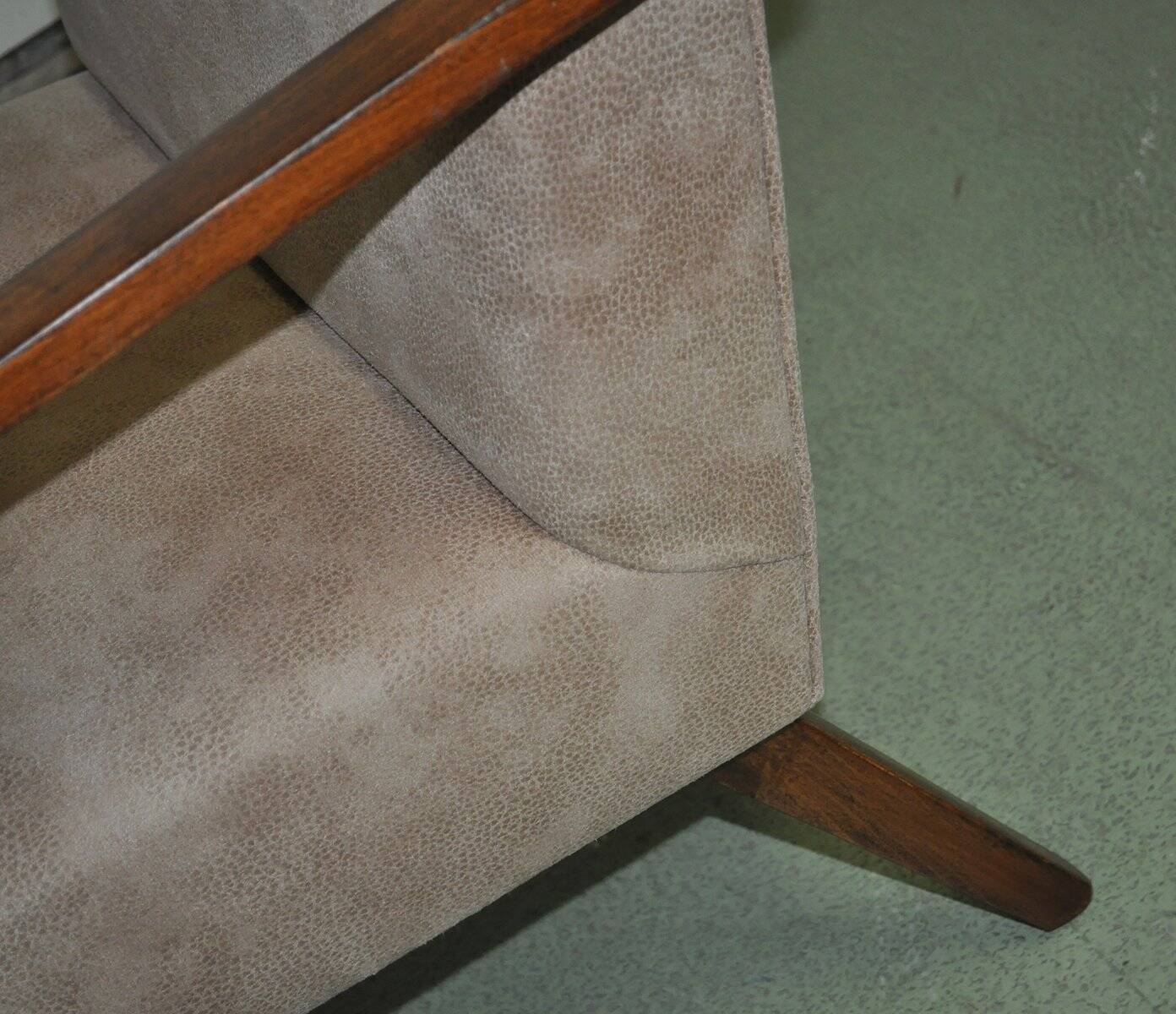 Pair of Cesky Nabytek armchairs from the 1950s in brown leather with a wooden structure in Mid-Century style.