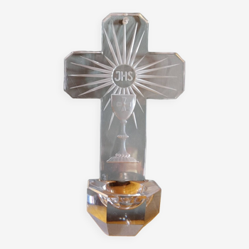 Bénitier en forme de croix en cristal taillé de Baccarat, à décor d'un calice