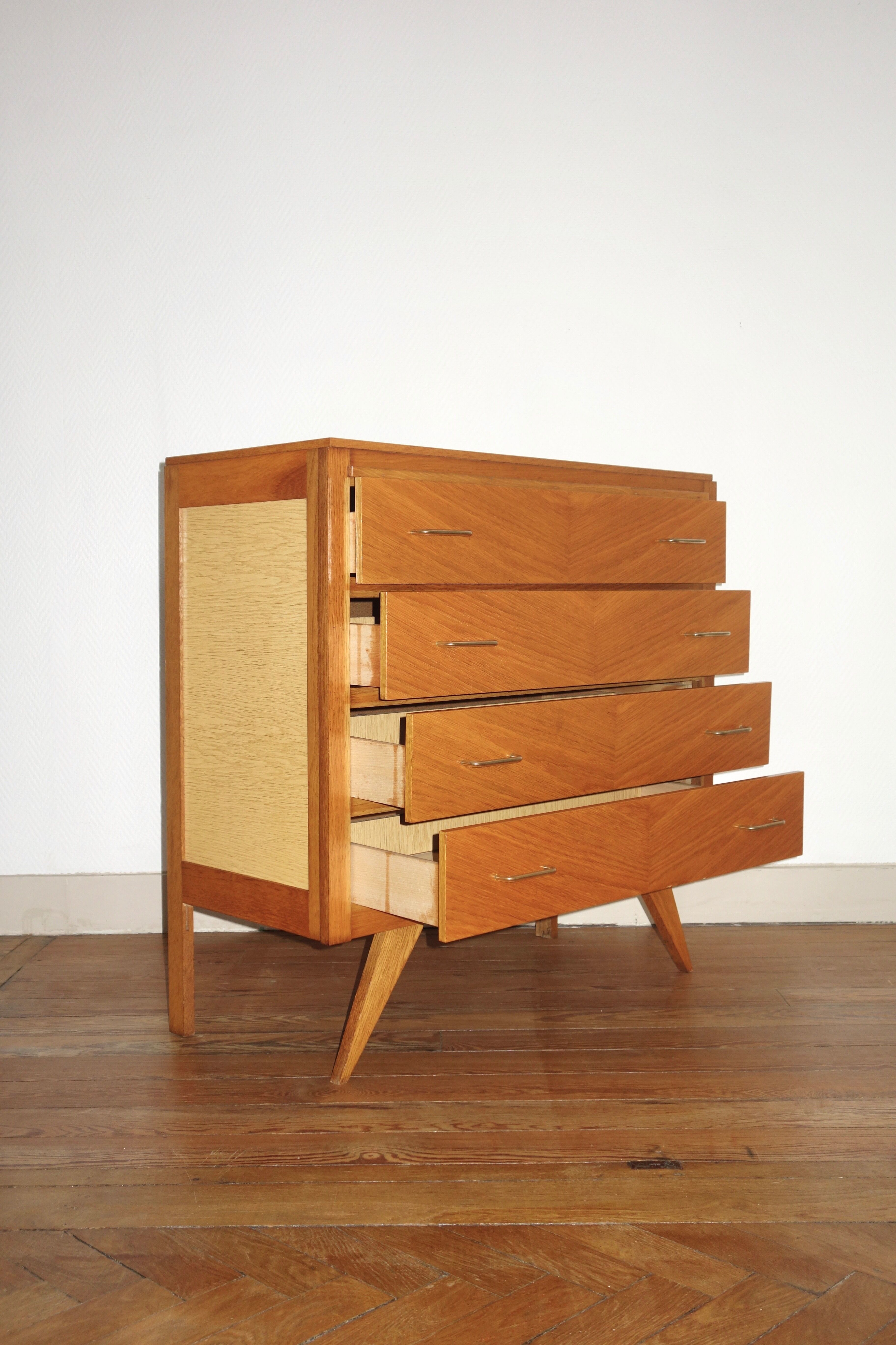 Dresser with compass feet of the 1950s