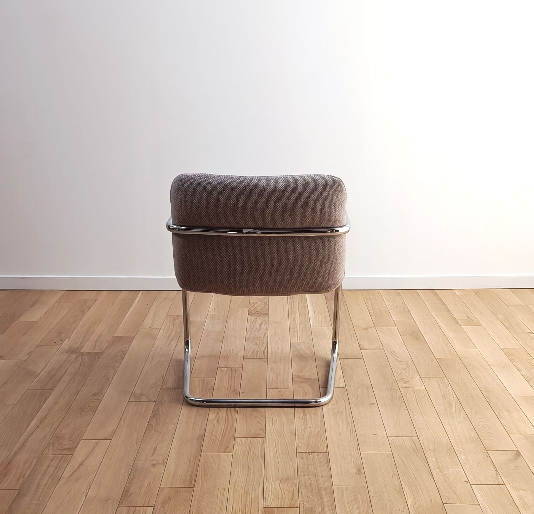 Storm armchair, Airborne