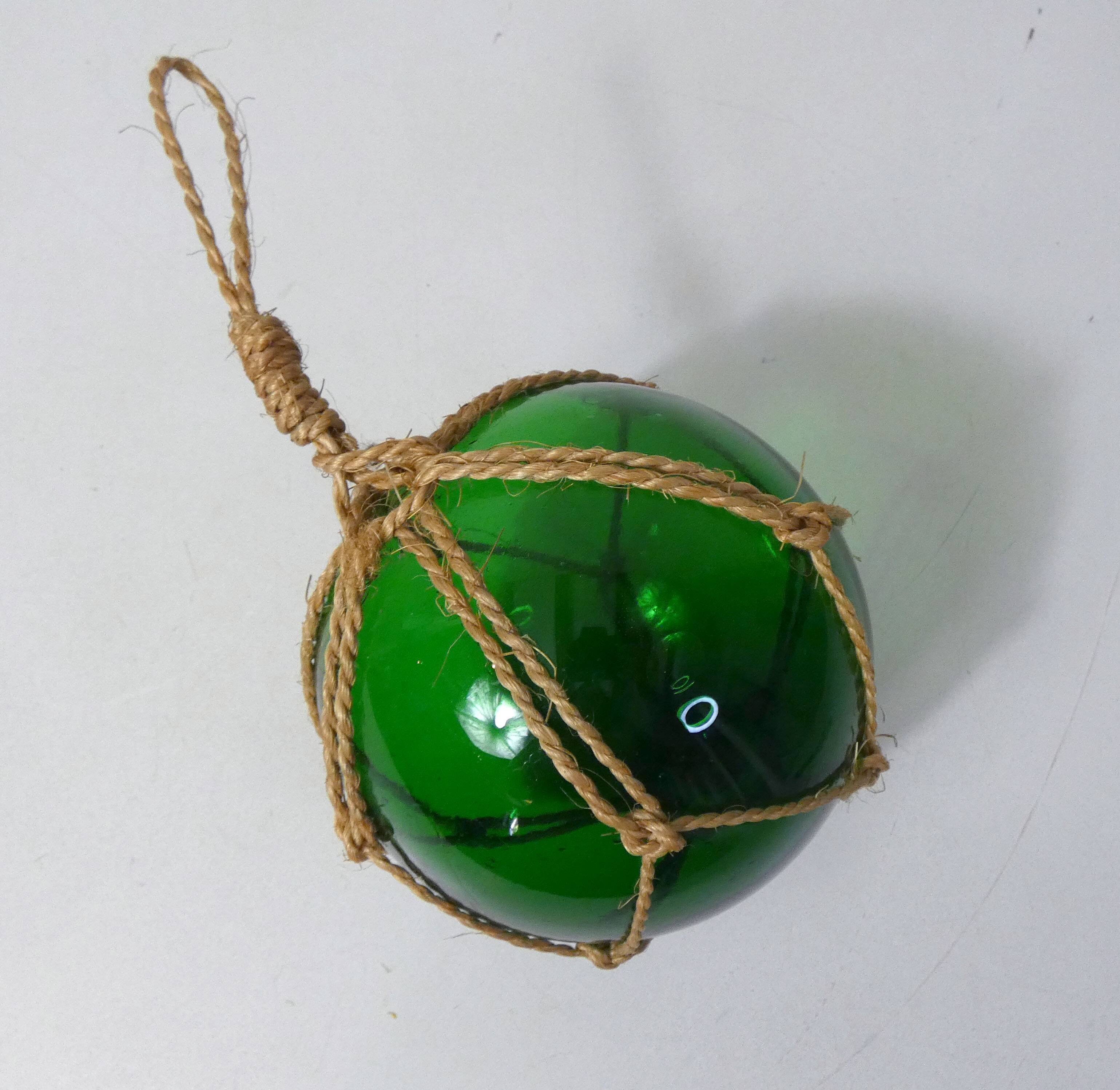 Boule, flotteur en verre vert vintage