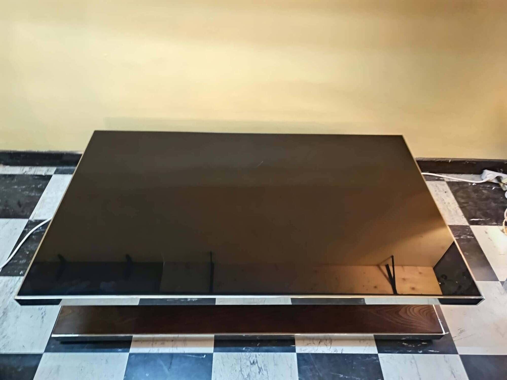 Designer coffee table in glass and chrome metal.