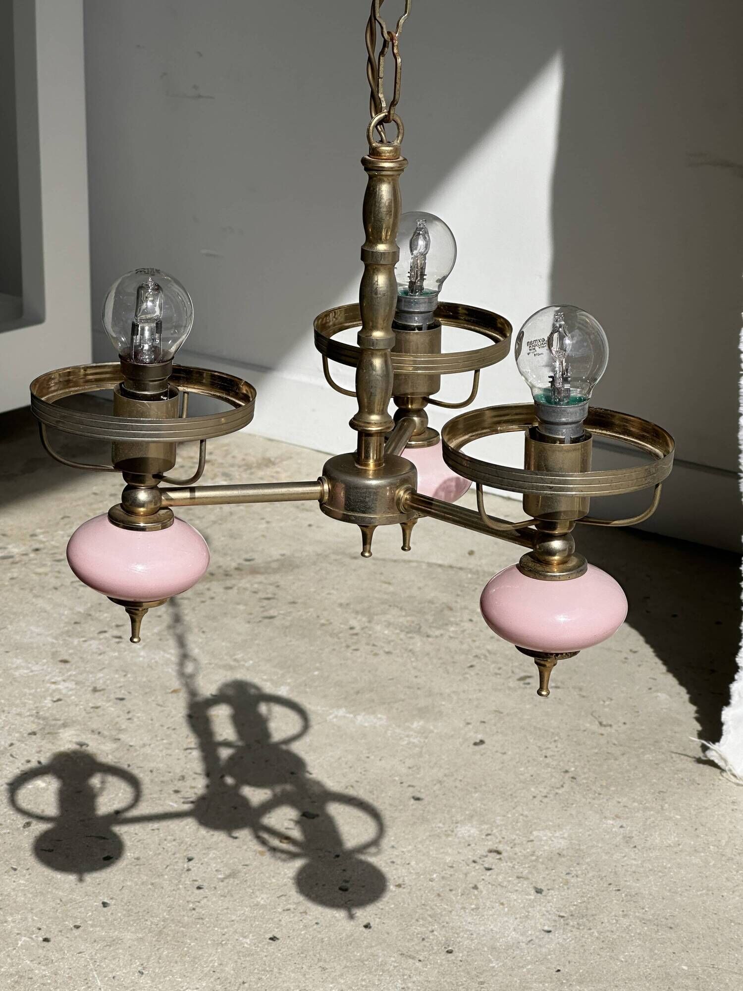 Petit lustre rose et doré à 3 bras de lumières
