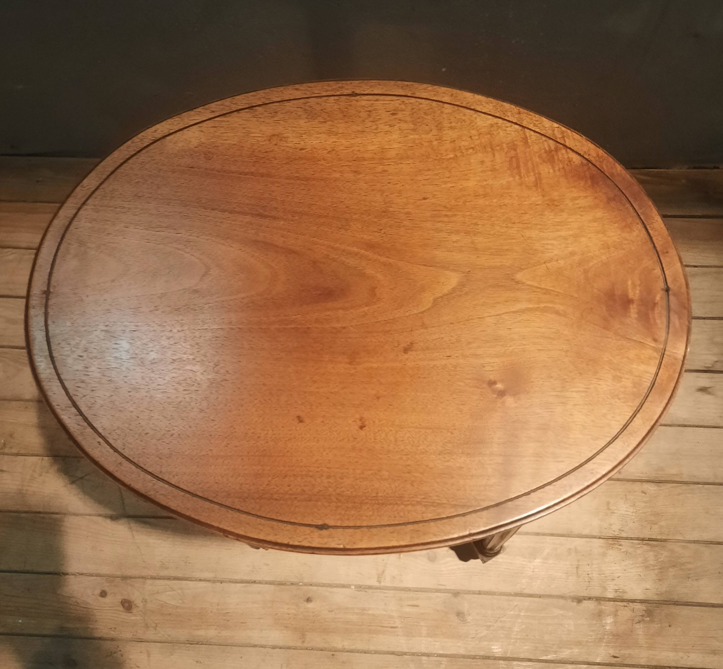 Gueridon oval  style Louis XVI