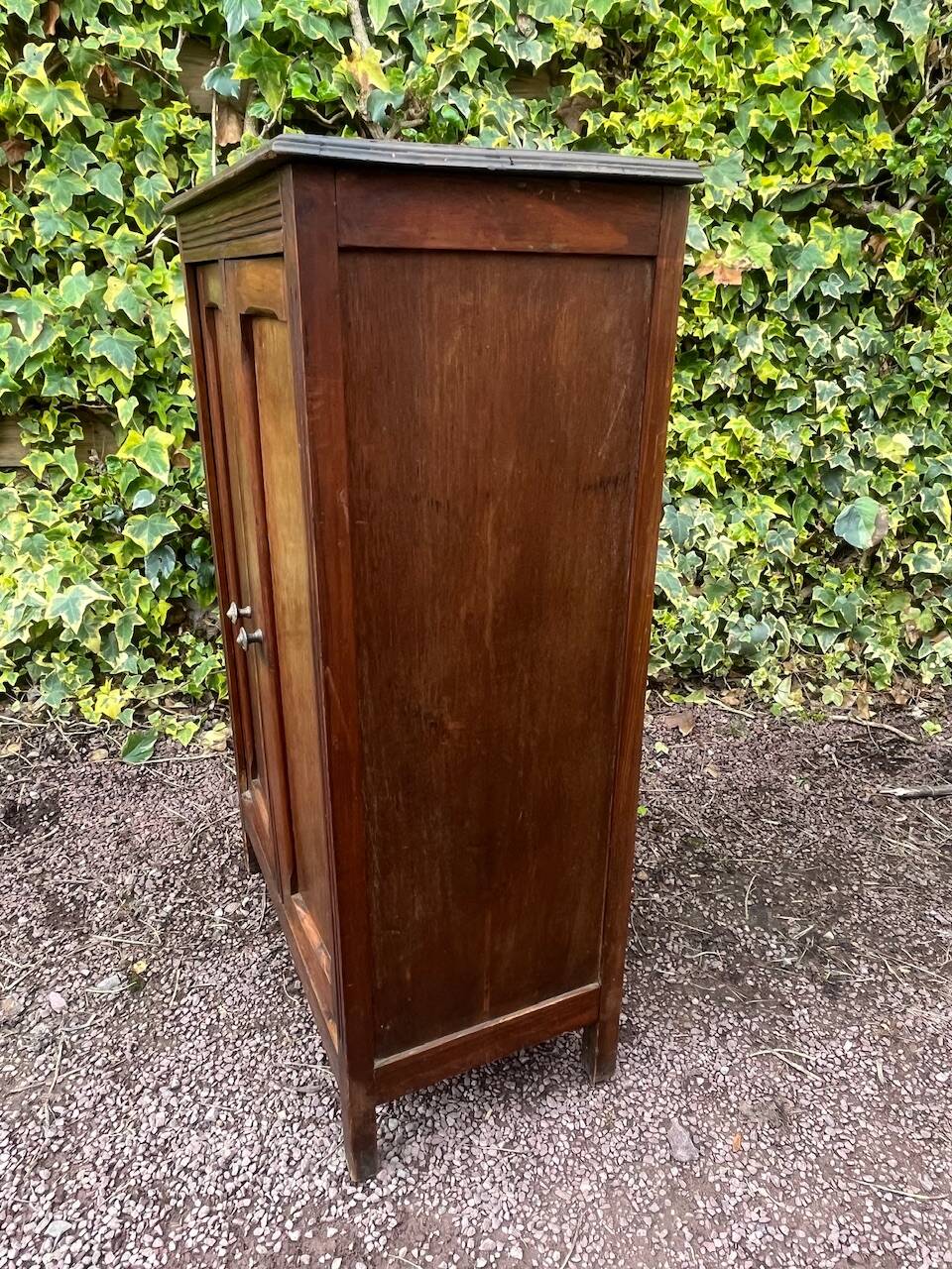 Small cabinet with 2 doors
