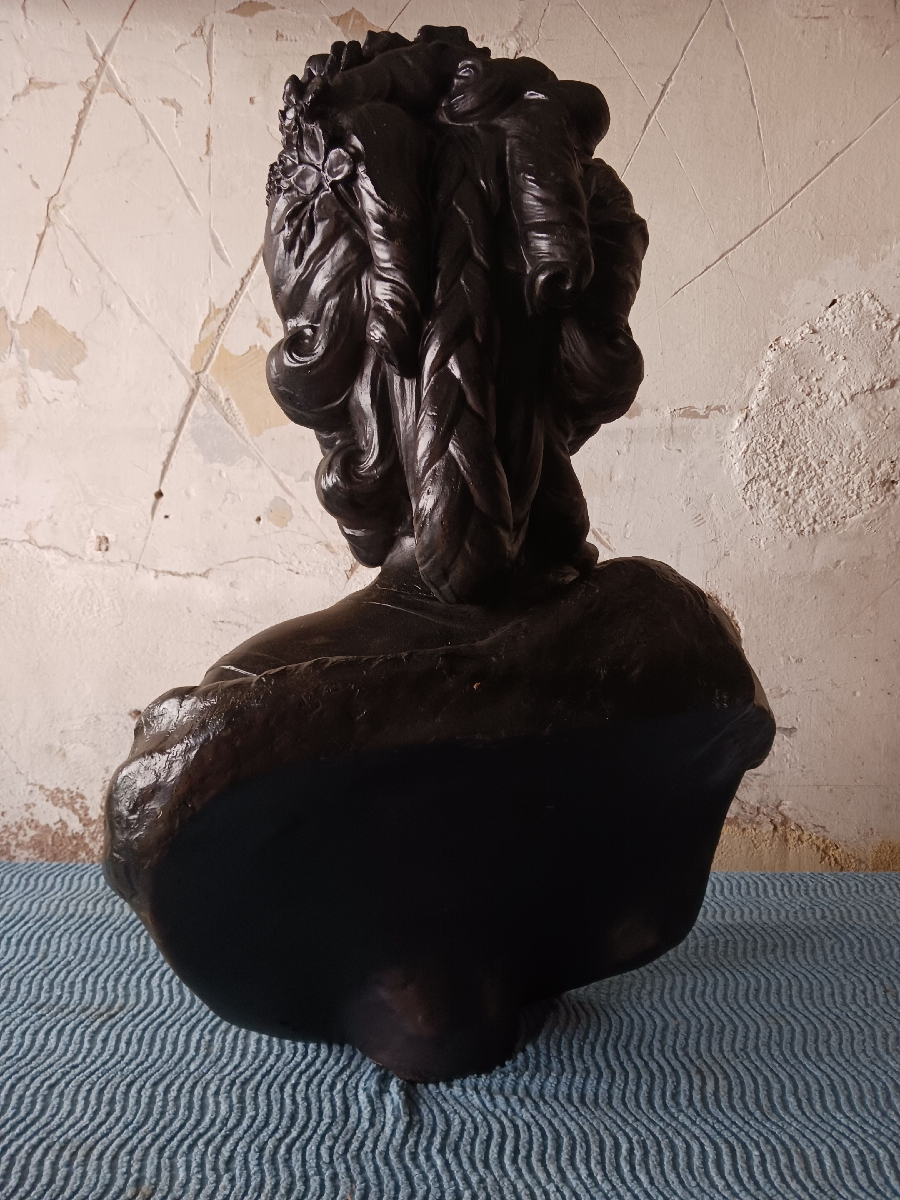 Large bust in old plaster Marie-Antoinette patinated black.  Dimensions 75 cm/52 cm