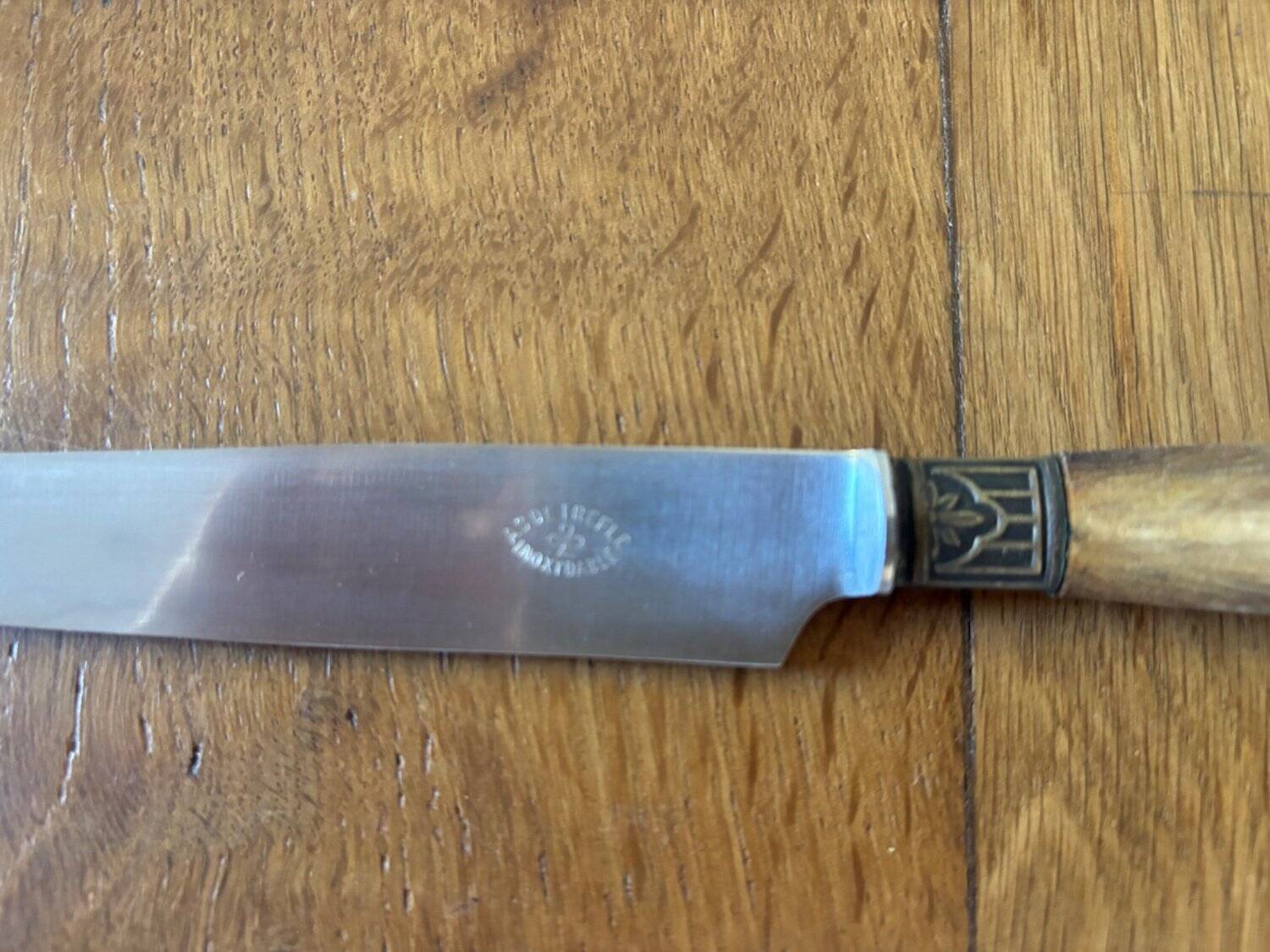 Service of 24 Art Deco knives with wooden handles and engraved metal ferrules from 1930.