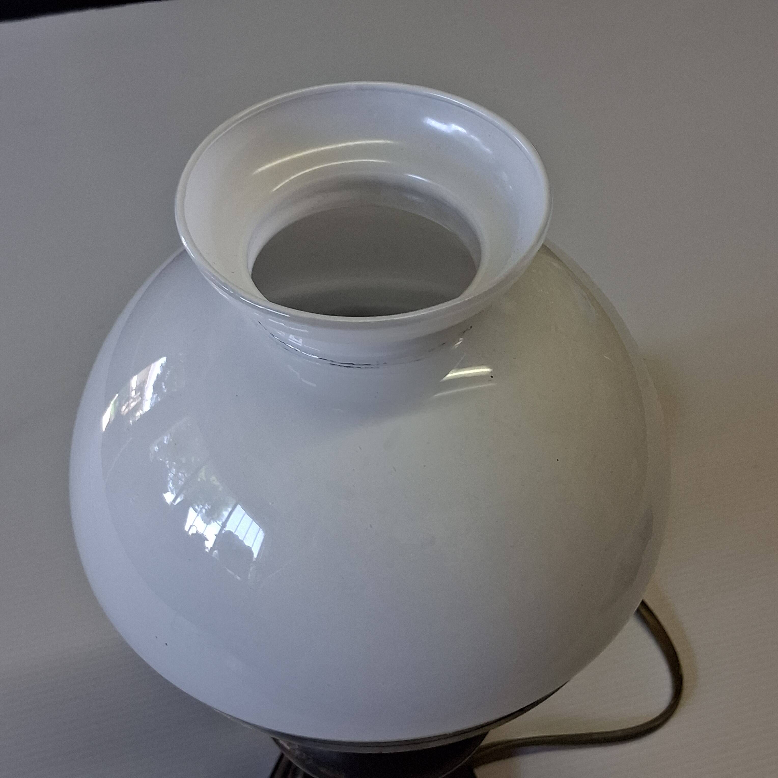 Very pretty lamp in tin with an opaline glass globe in very good condition.