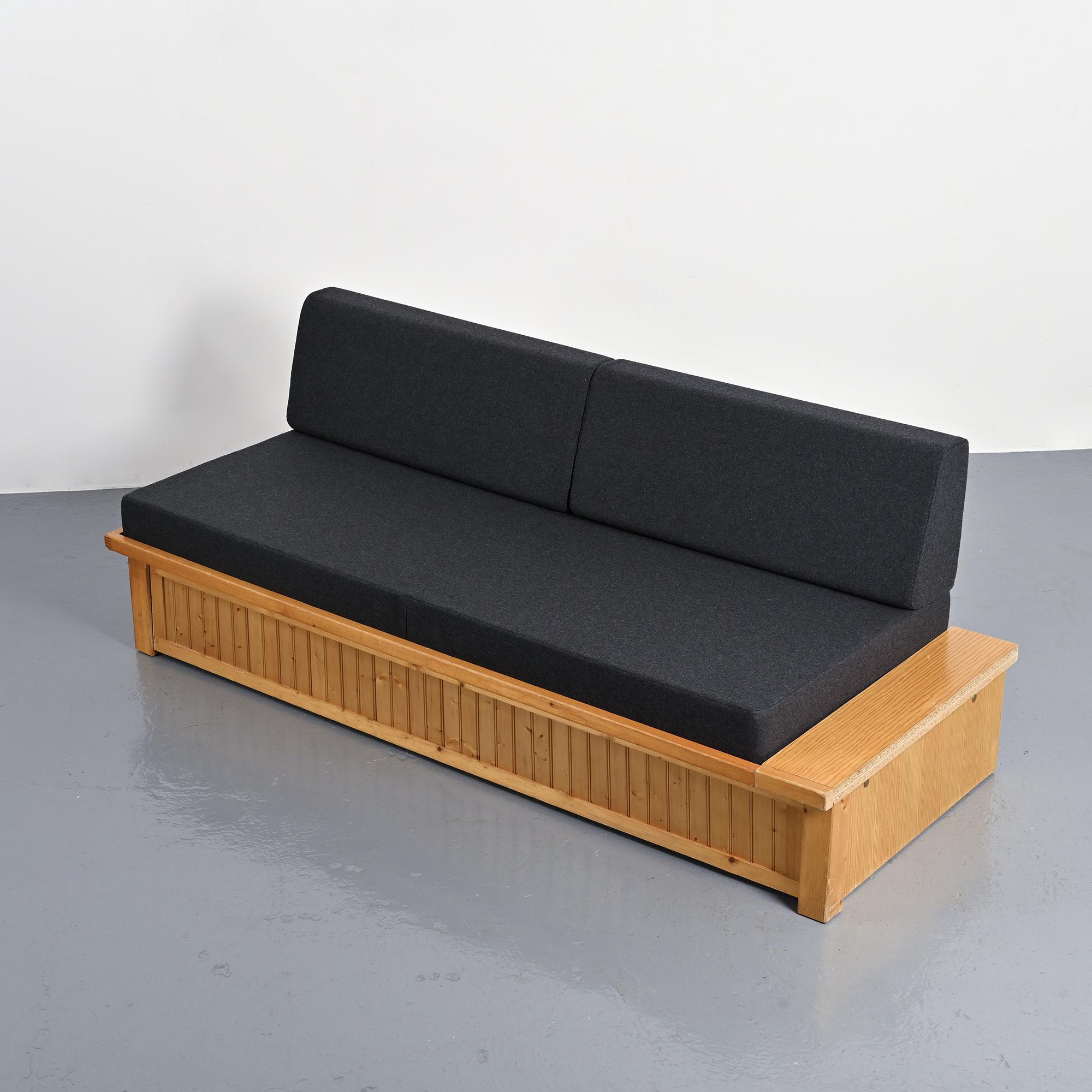 Banquette-lit dessinée par Charlotte Perriand pour Les Arcs, circa 1970.