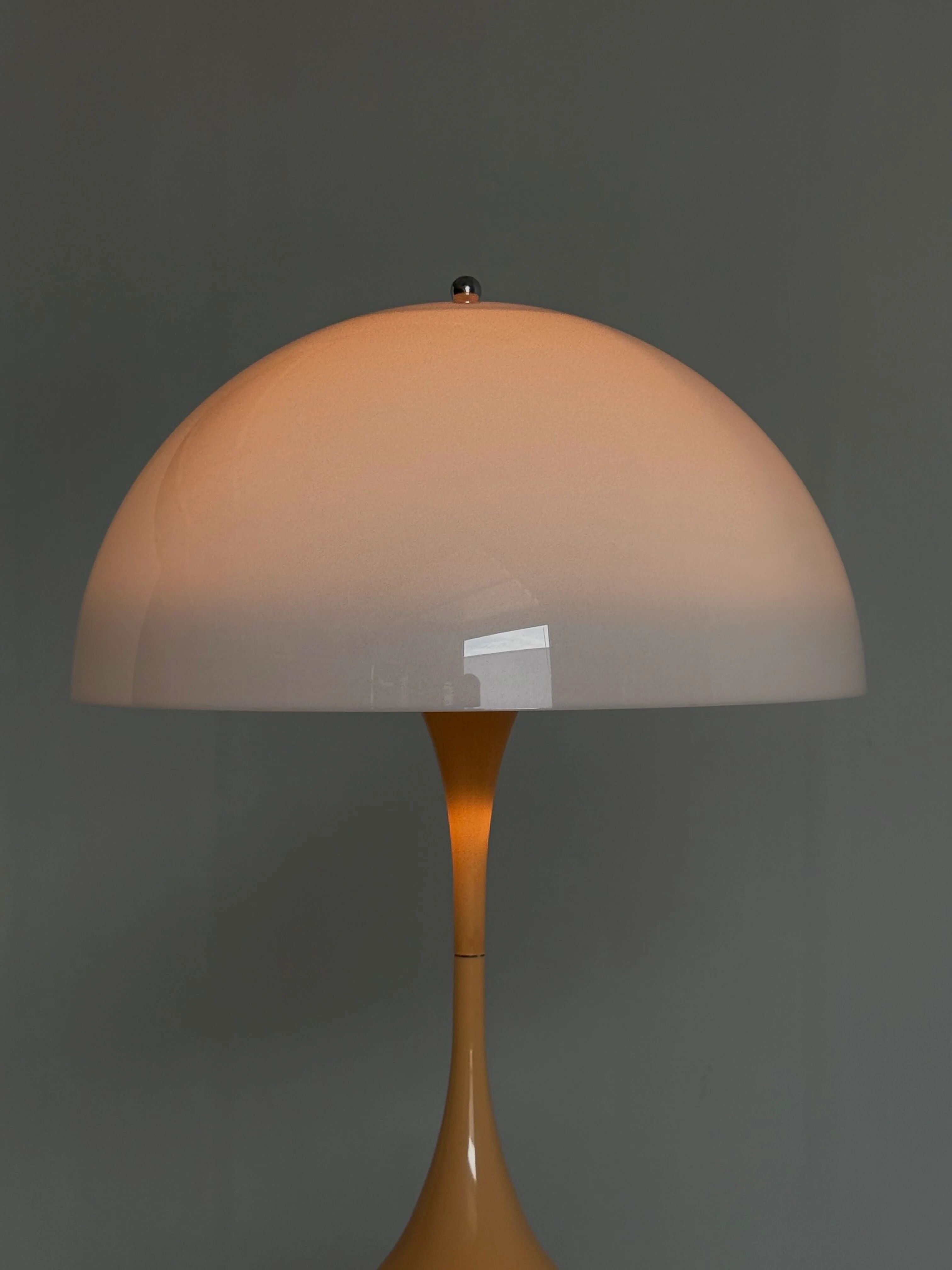 Lampe de table Panthella Louis Poulsen Verner Panton base beige