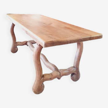 Table rustique en chêne.