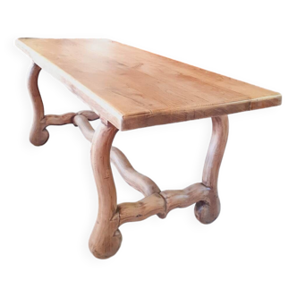 Table rustique en chêne.