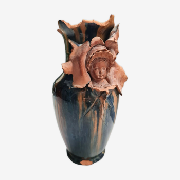 Vase en terre cuite avec une tête d'enfant