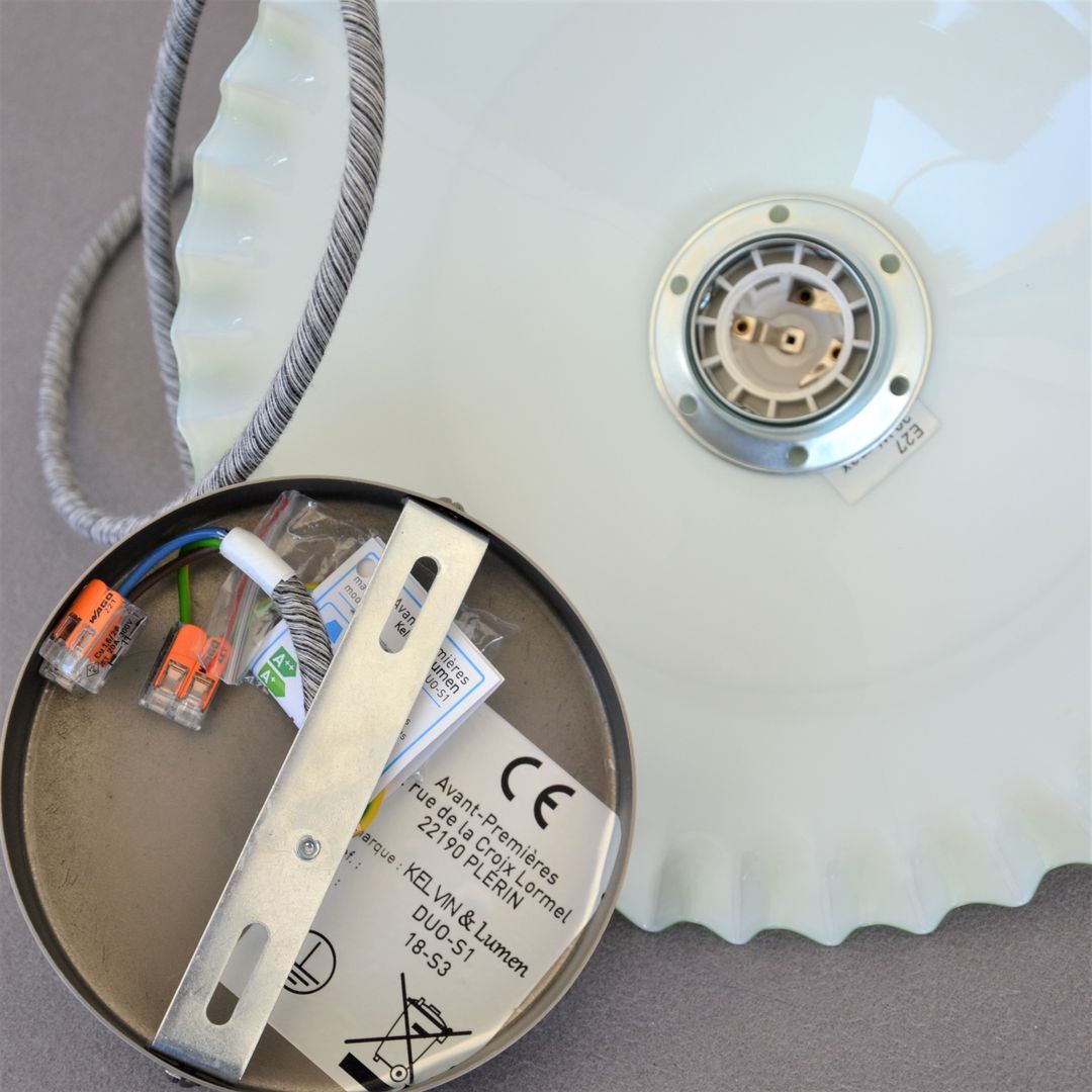 Vintage suspension in opaline scalloped mint color with water