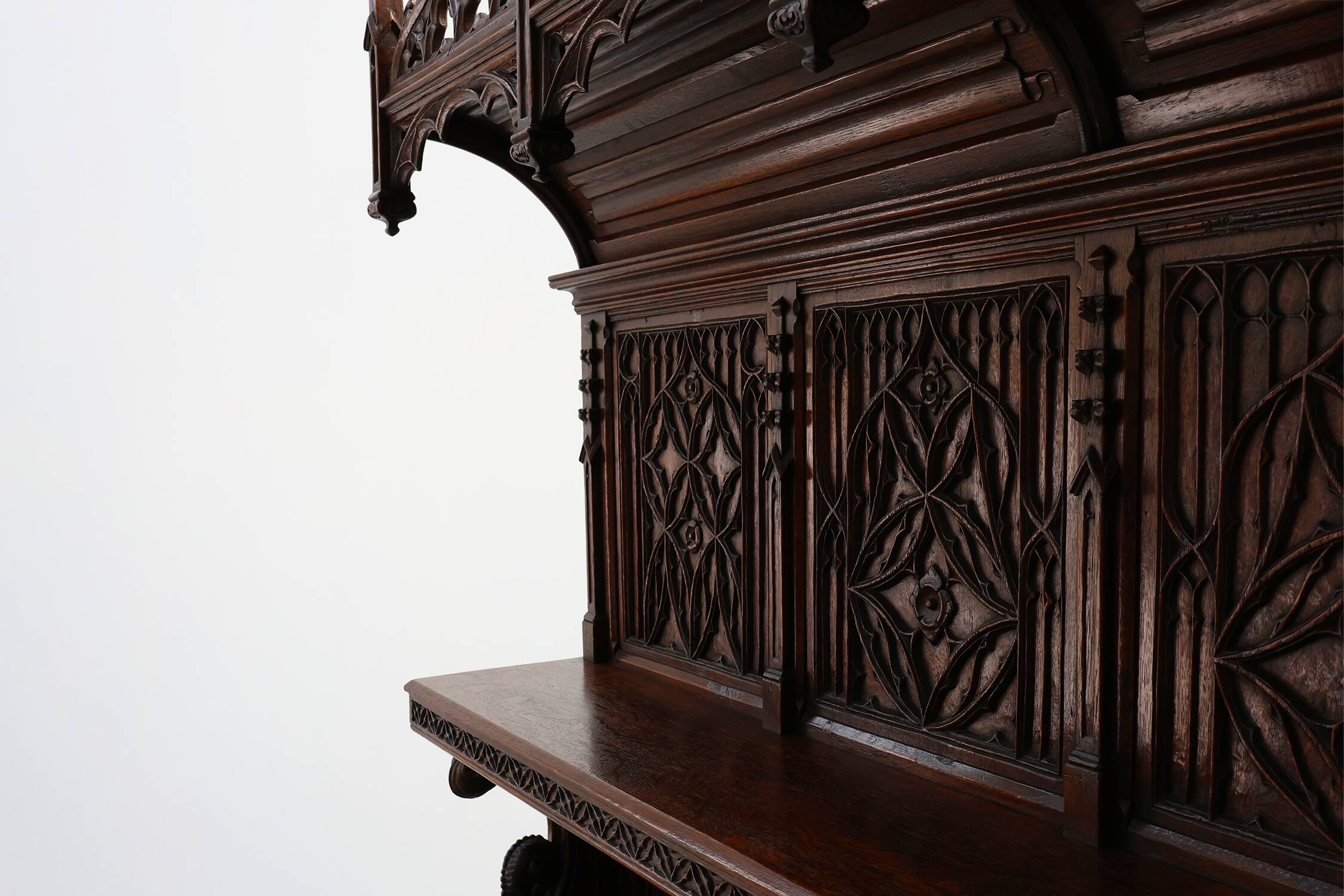 Rare grande armoire néogothique en chêne sculpté à la main du début du XIXe siècle