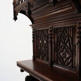 Rare grande armoire néogothique en chêne sculpté à la main du début du XIXe siècle
