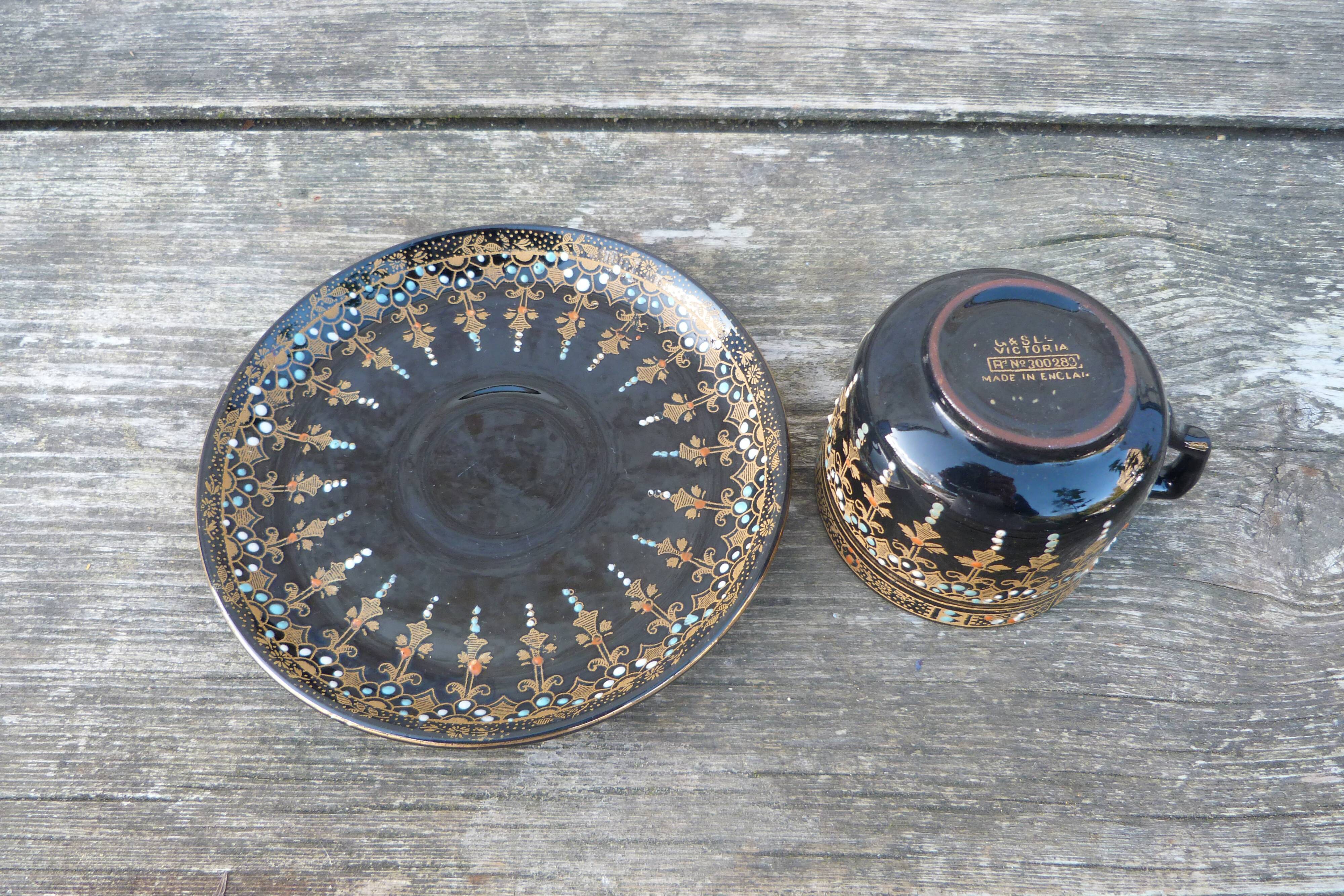 Tasse et soucoupe céramique anglaise noire émaillée