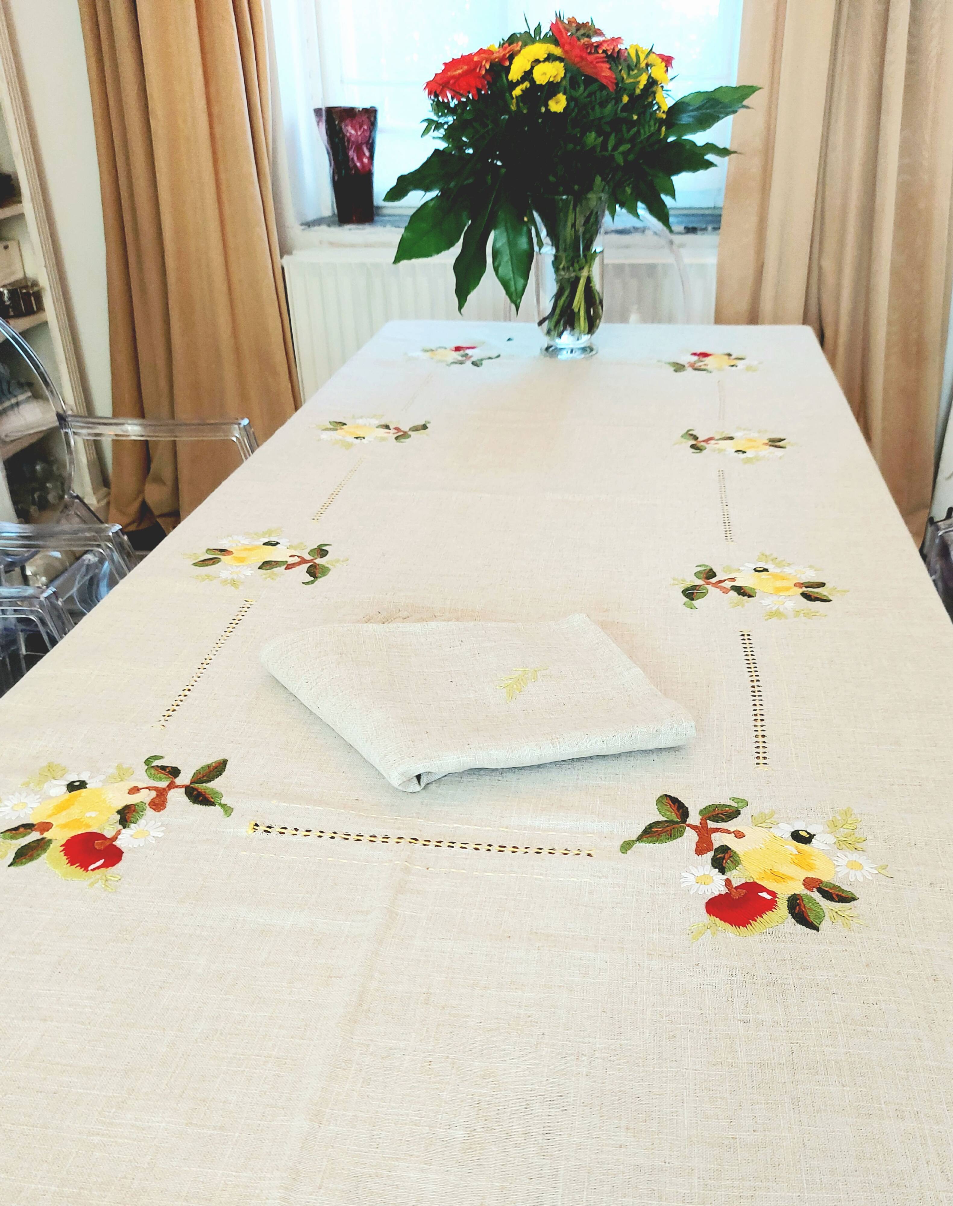 Vintage tablecloth set and 10 fine embroidered linen napkins, 270x165.