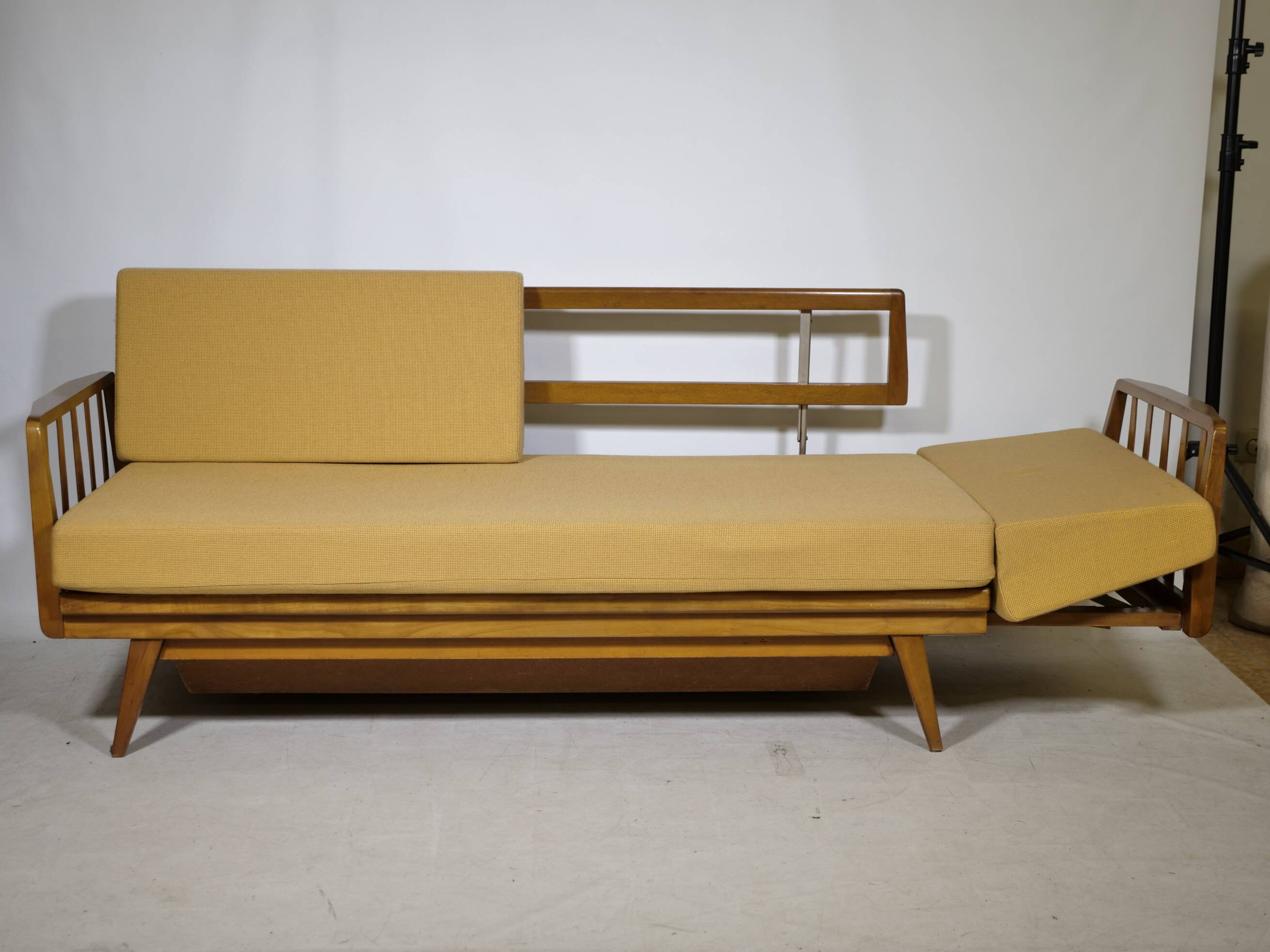 Lit de jour de style mid-century en bois de cerisier par Walter Knoll pour Knoll Antimott, années 1960.
