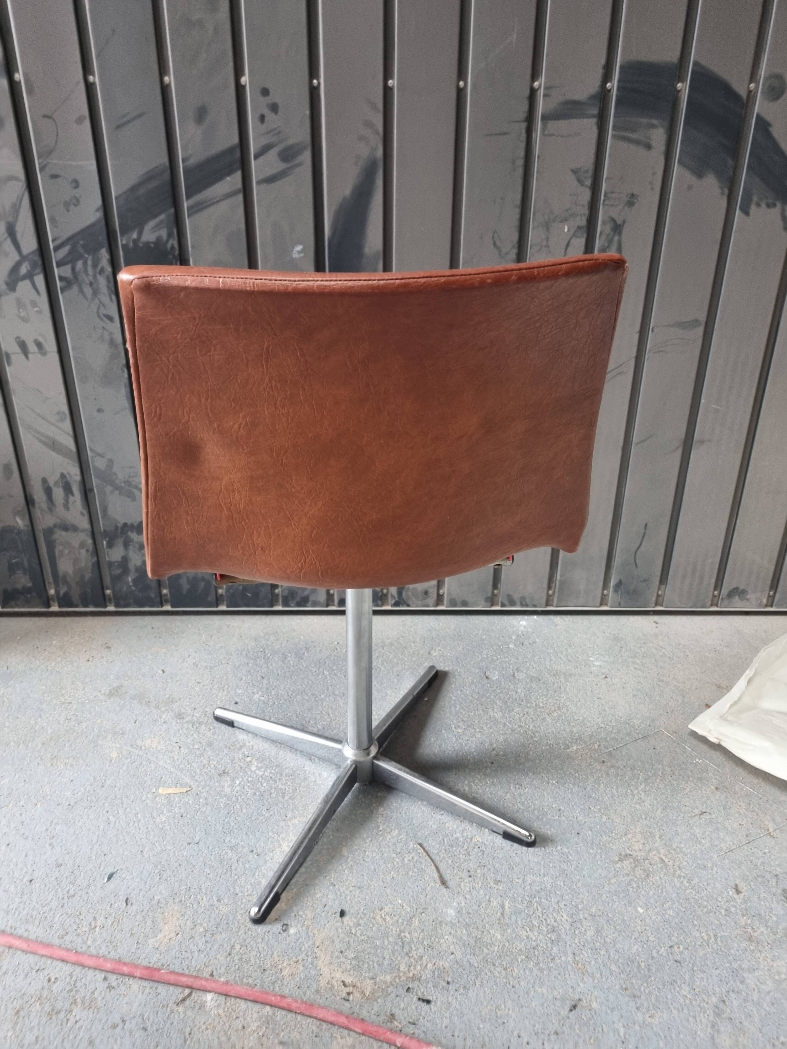 Paire de chaises pivotantes en Skaï cognac marron
