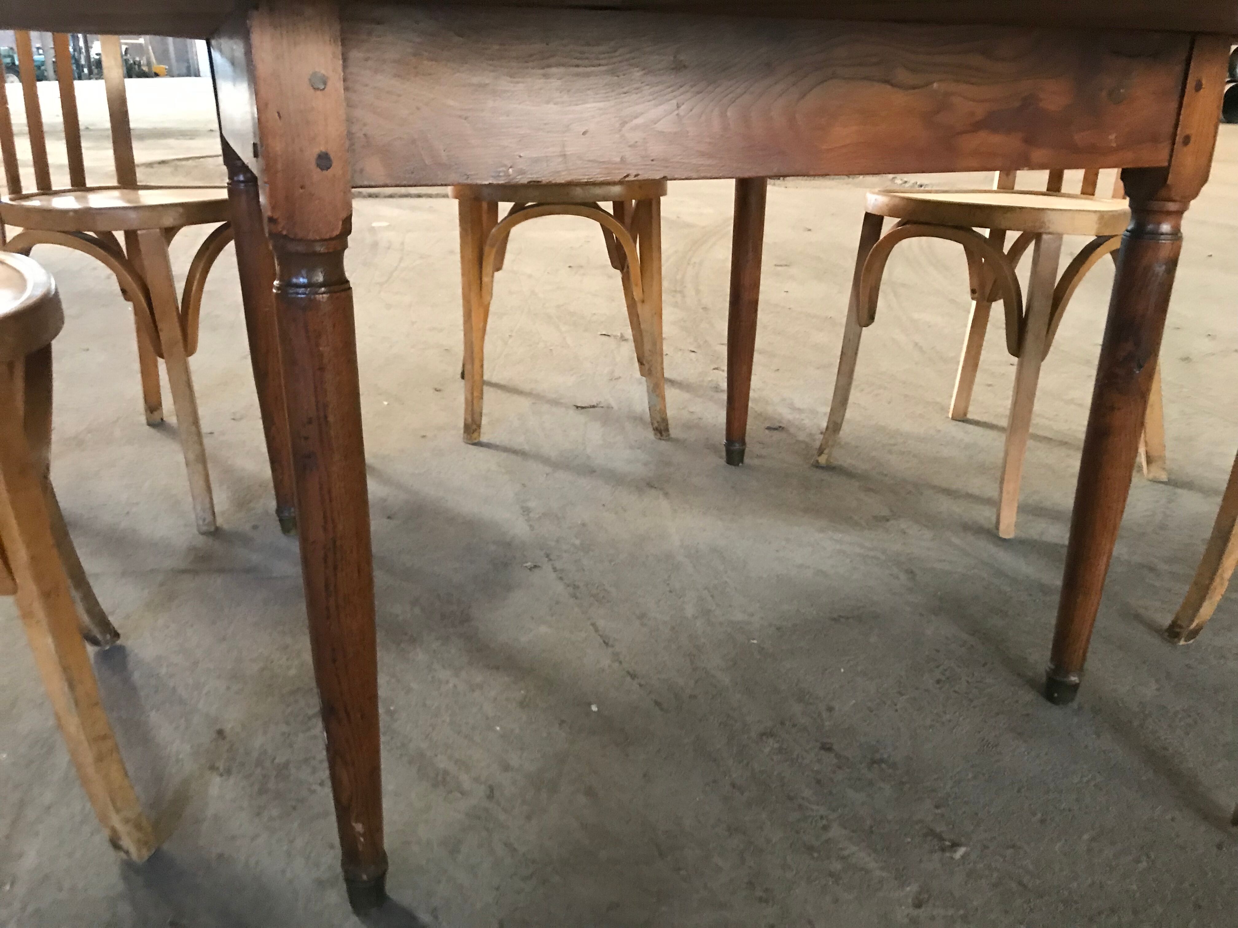 Round farm table 1850 and 6 bistro chairs