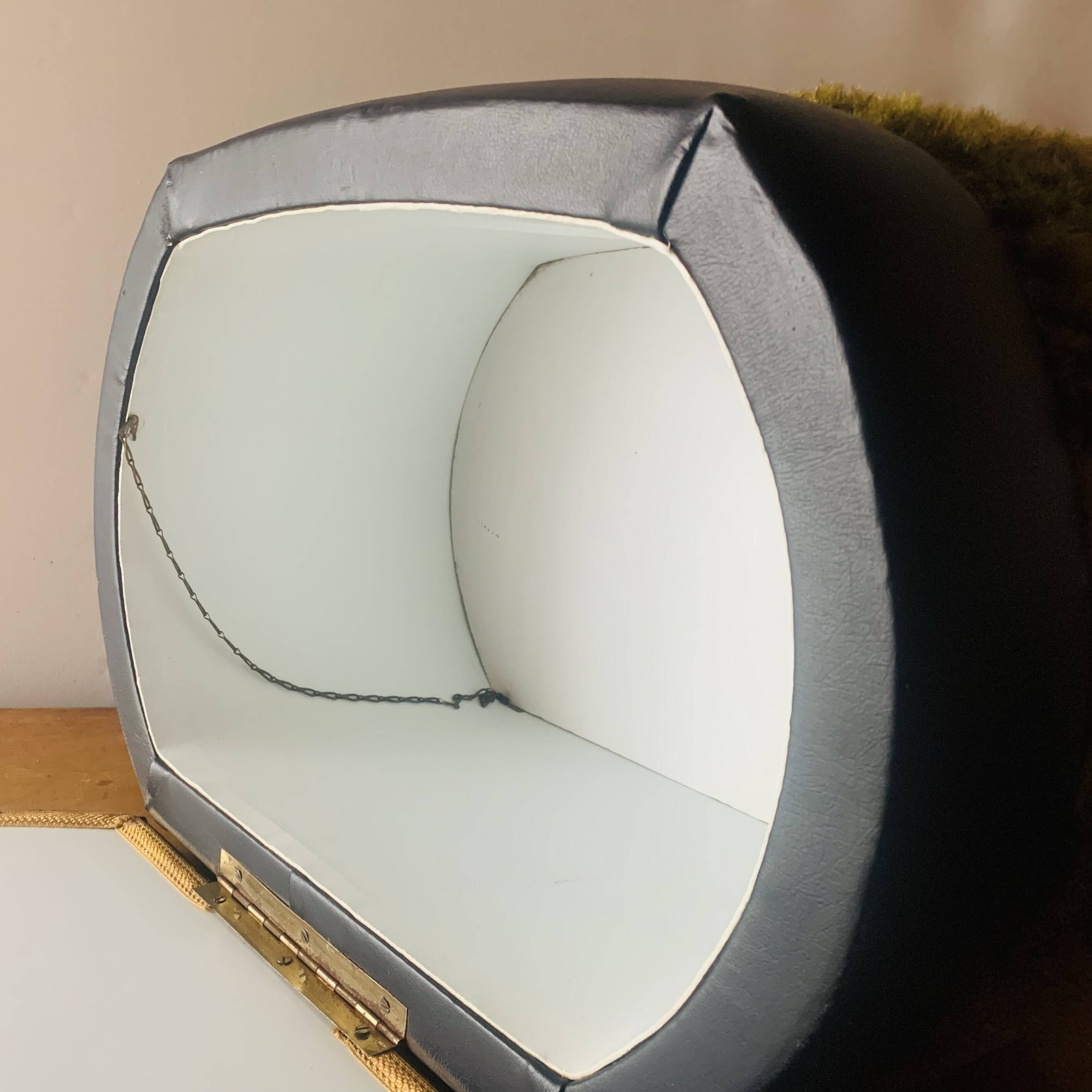 Vintage moumoute chest pouf