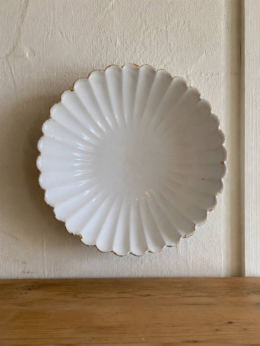Ancien plat creux en faïence blanche godronnée XIXeme