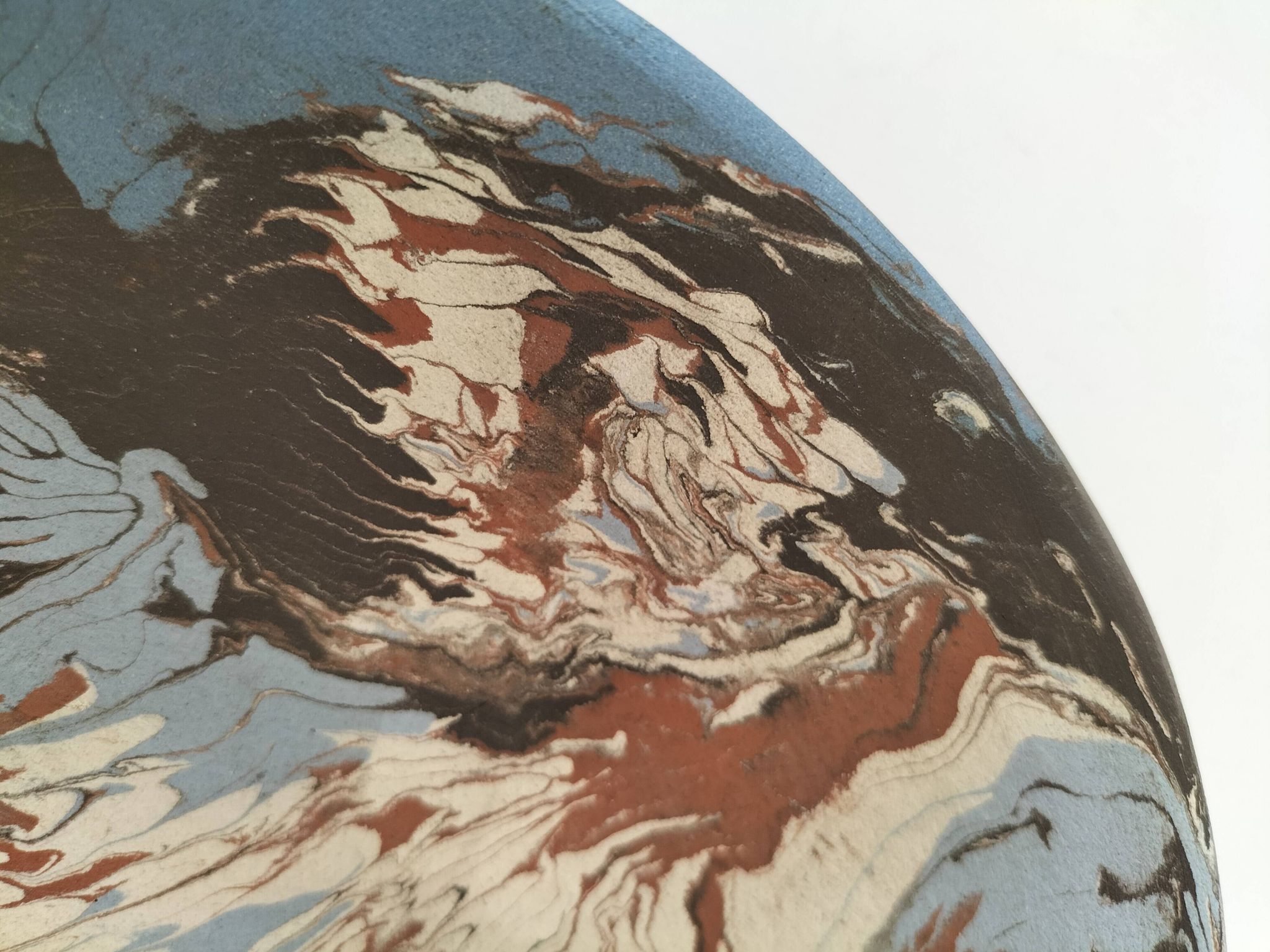 Coupe en terre mêlée d'Apt – Signée Bernard – Décor marbré polychrome