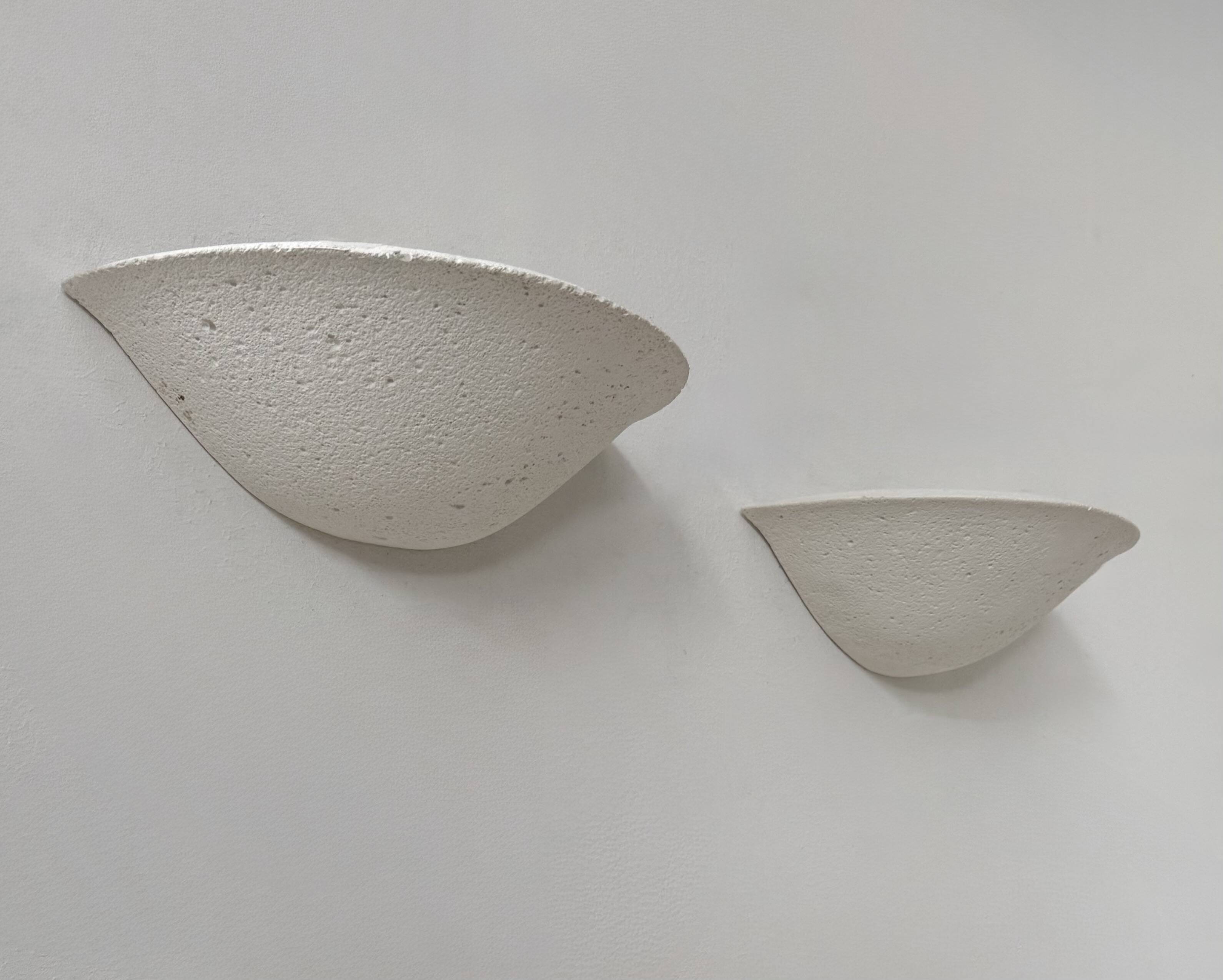 Paire d’applique vintage, plâtre blanc mat façon pierre, France, 1970