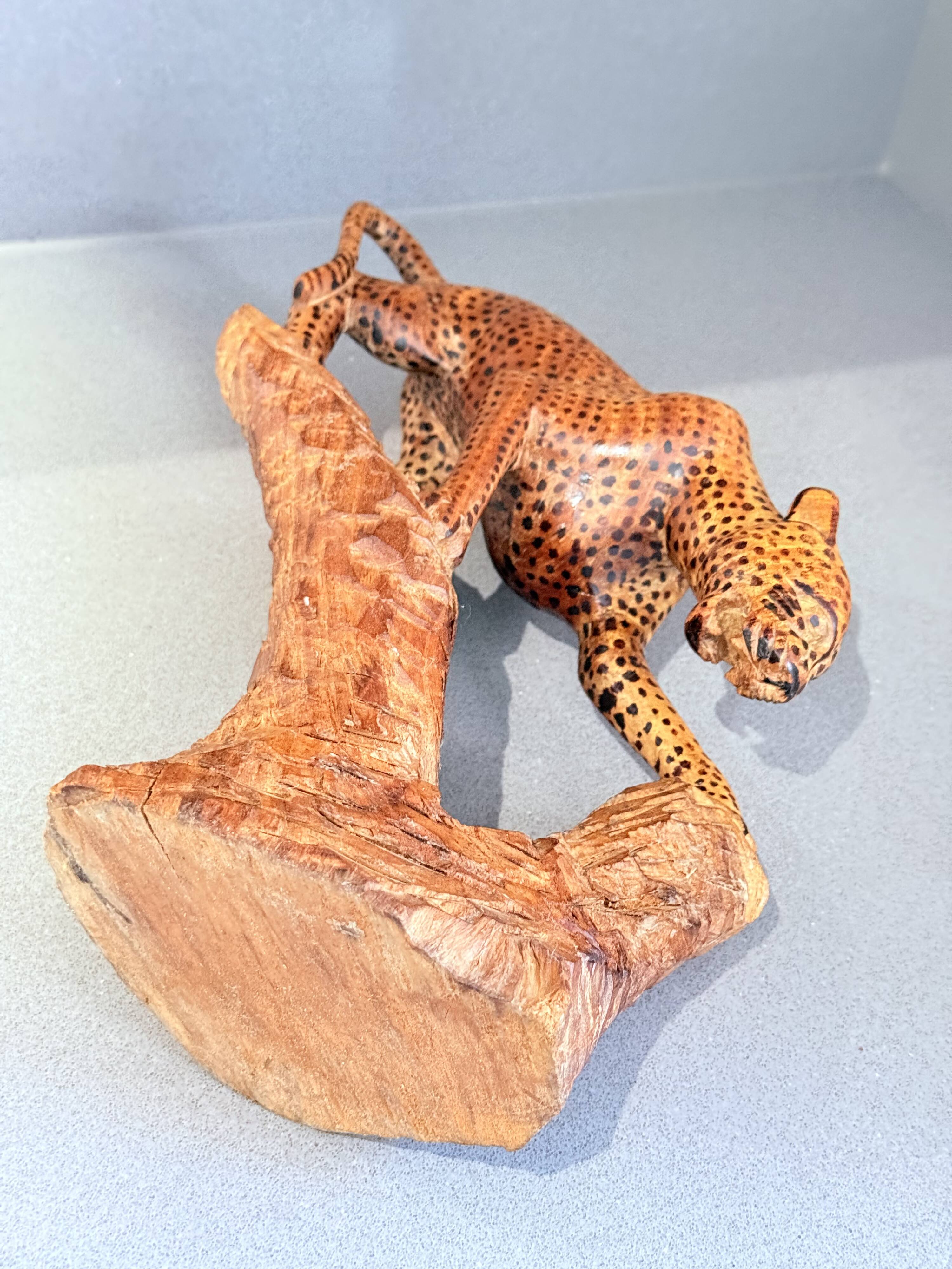 Sculpture de léopard africain sculptée à la main sur tronc d'arbre, figure d'art populaire tribal