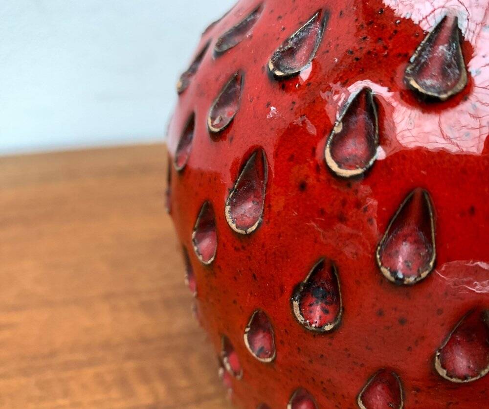 Strawberry ceramic vase from the mid-century by Fratelli Fanciullacci for Bitossi, 1960s.