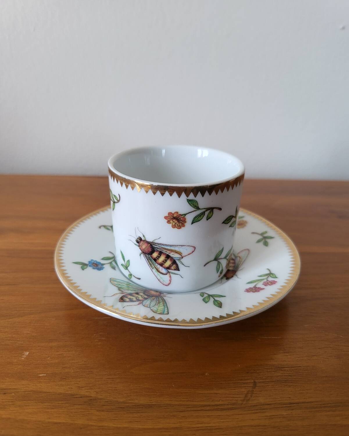 Cup and saucer in porcelain Henriette Bee pattern
