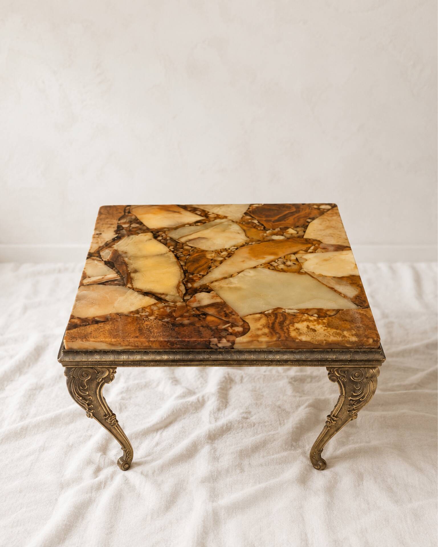Table d’appoint vintage en marbre et finition bronze, style Louis XV