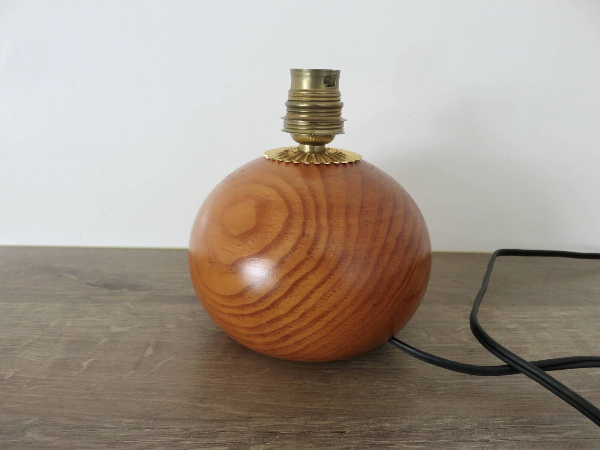 Lampe en bois blond et laiton doré, années 50-60