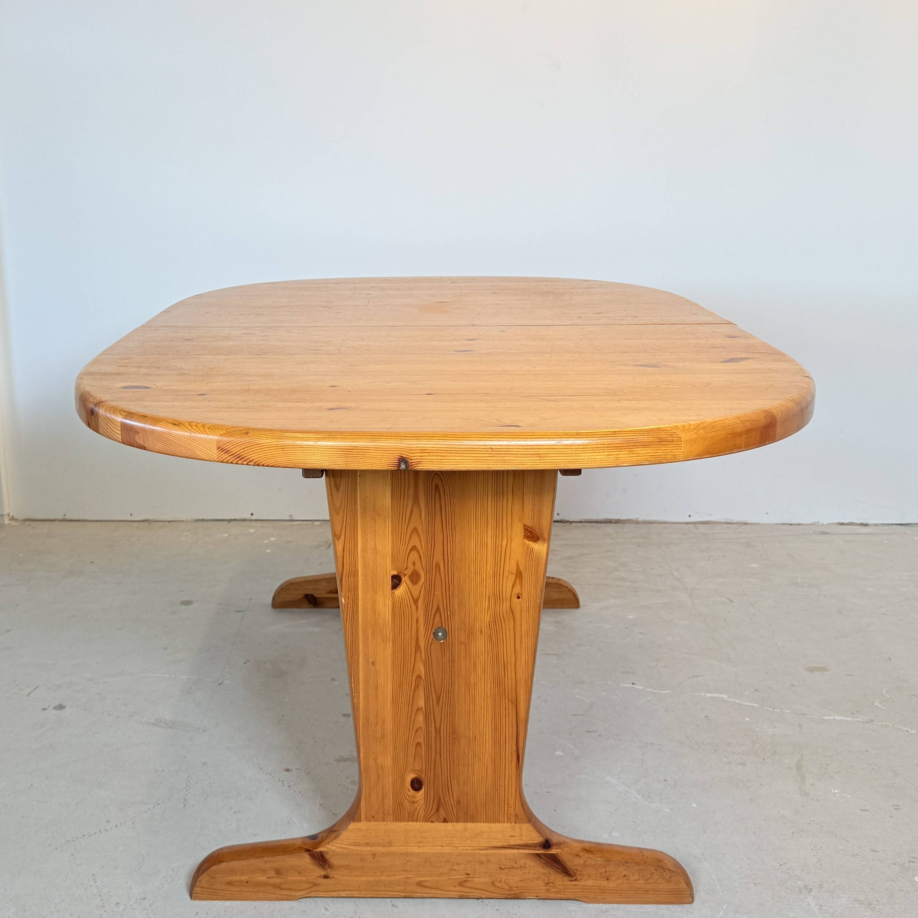 Vintage oval pine table with extendable top