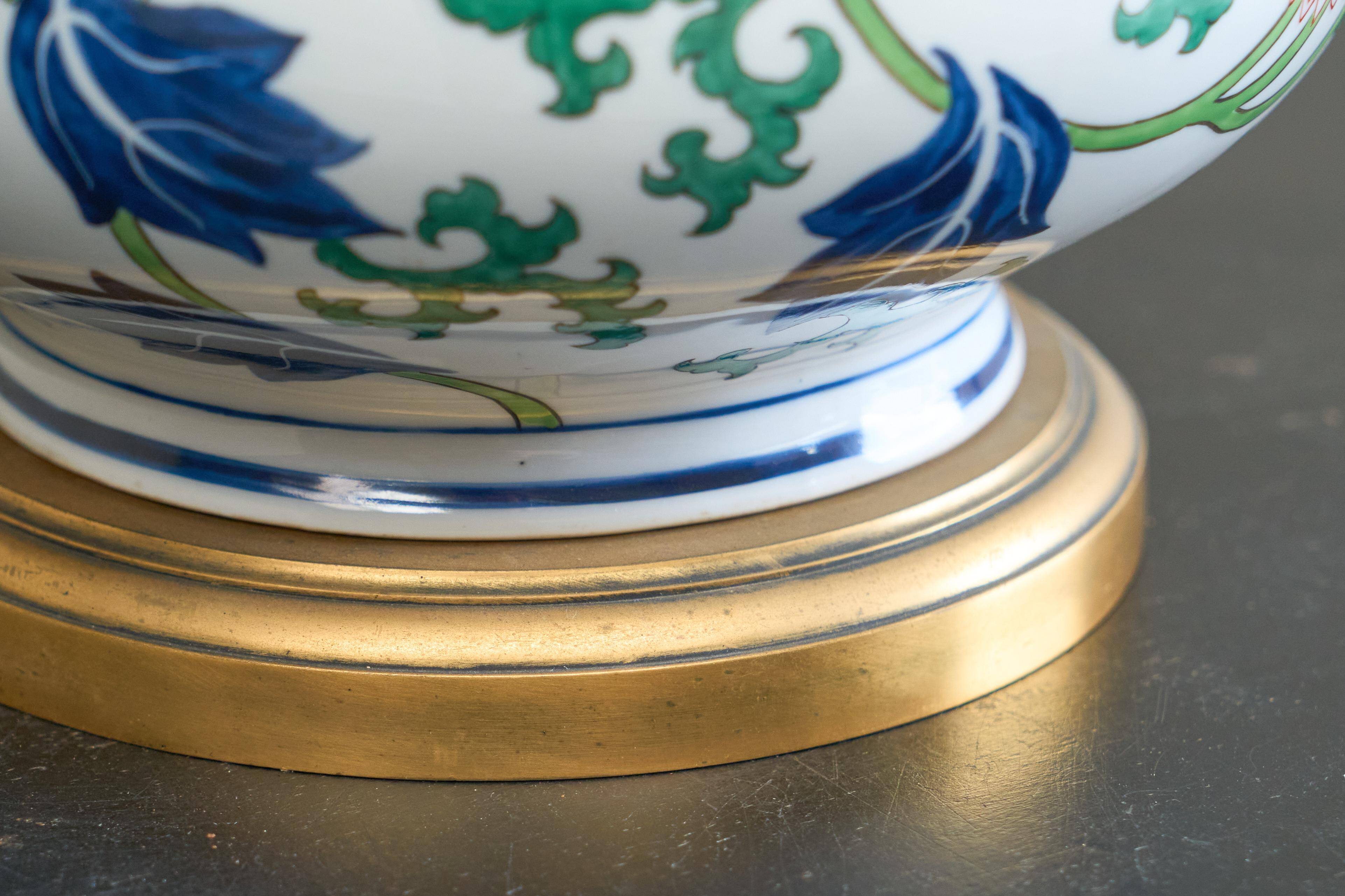Lampe de table chinoiserie française en porcelaine et laiton, années 1940