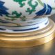 Lampe de table chinoiserie française en porcelaine et laiton, années 1940