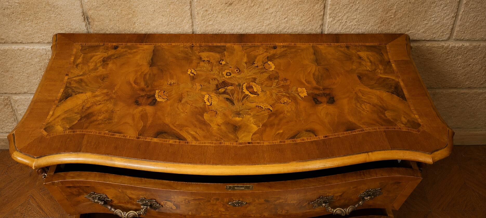 Commode galbée en marqueterie de noyer – Style Louis XV
