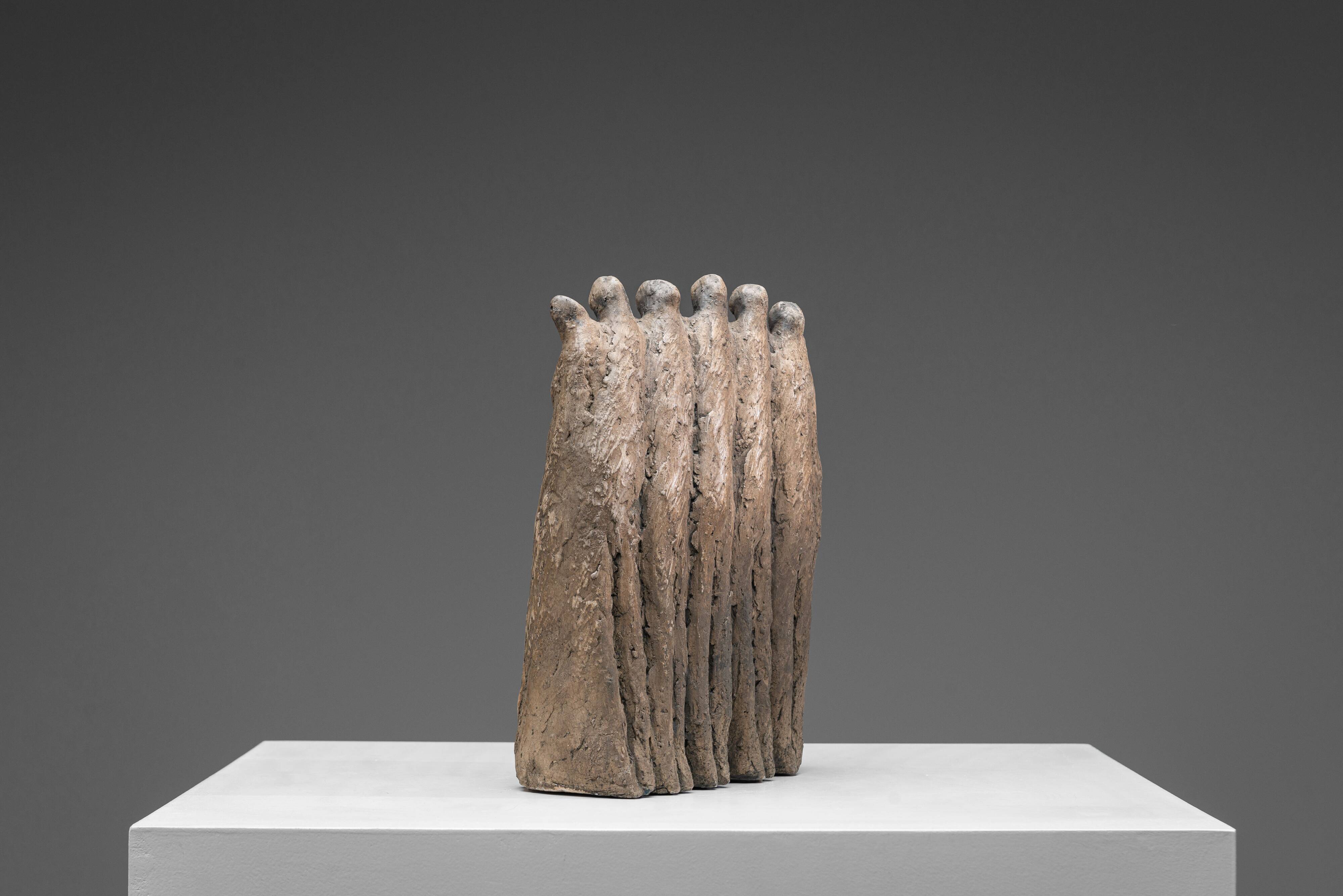 Groupe sculptural abstrait de six figures féminines