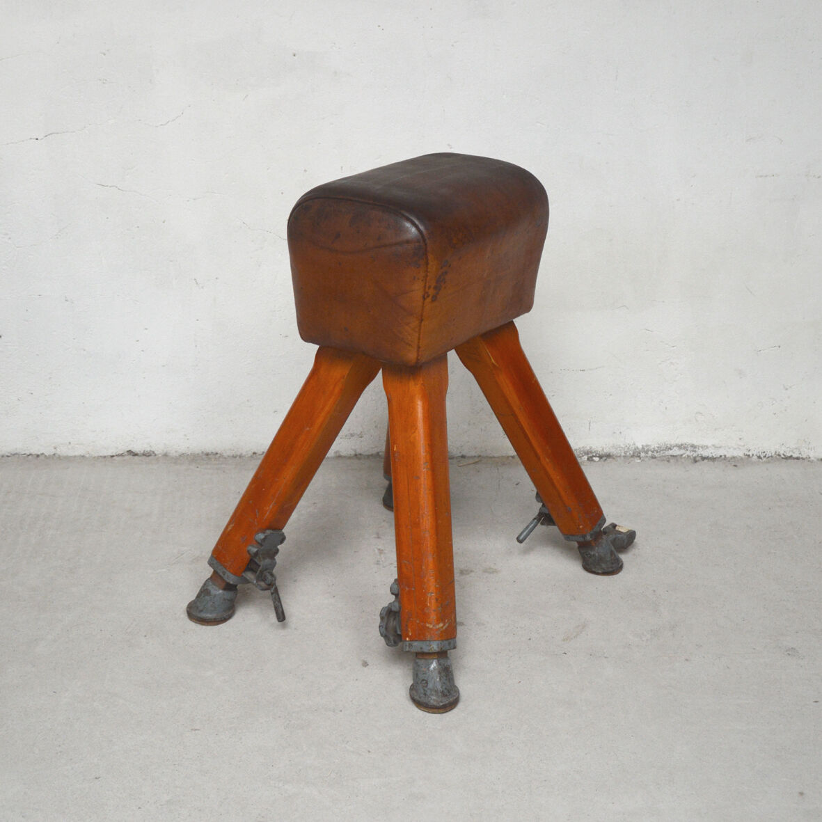 Former horse of arçon in wood and steel