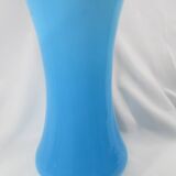 Vase en opaline bleue