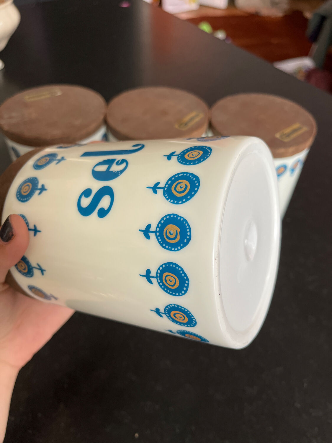 Grosfillex plastic spice pot