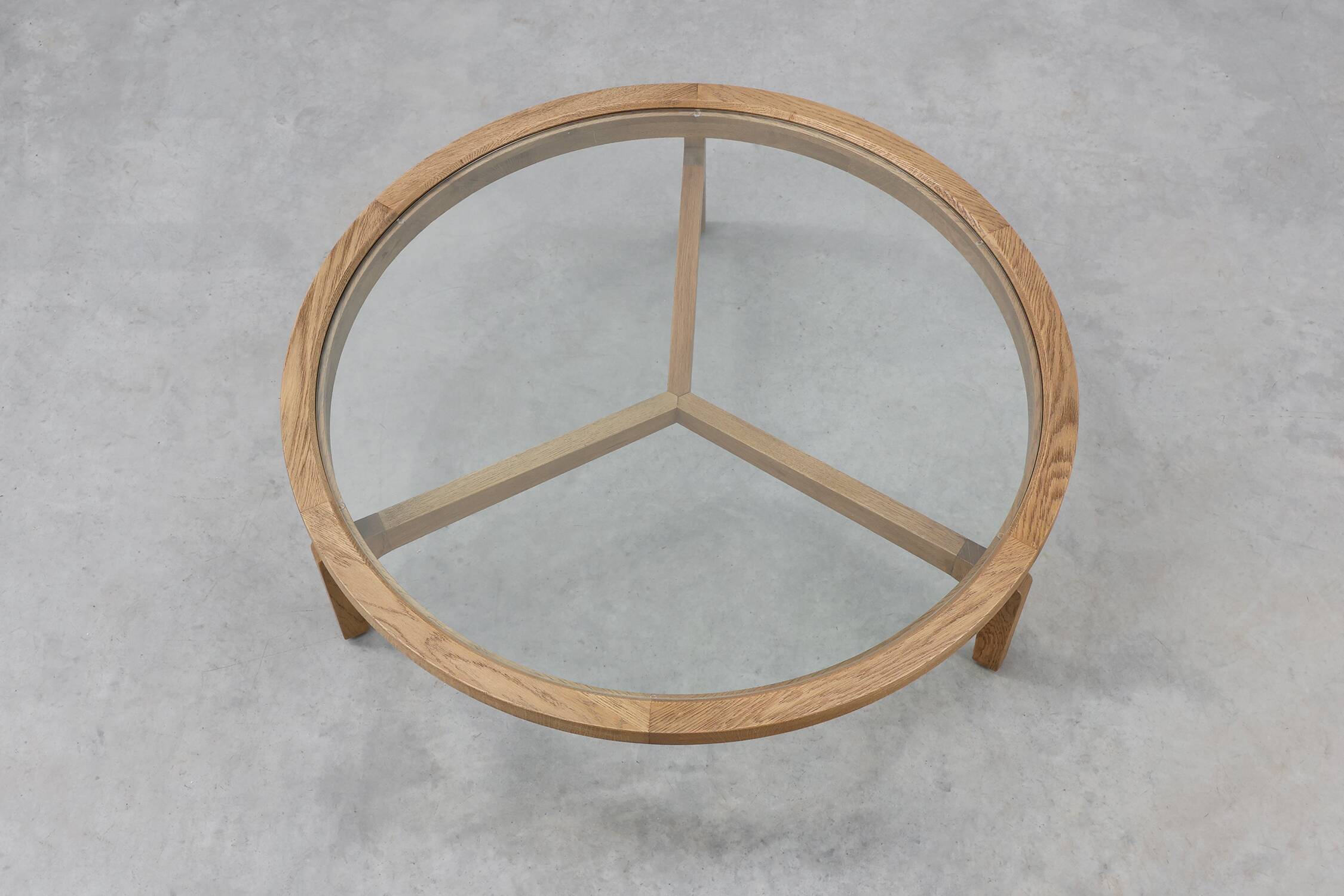 Table moderne en bois de cèdre et verre, Italie fin du 20e siècle