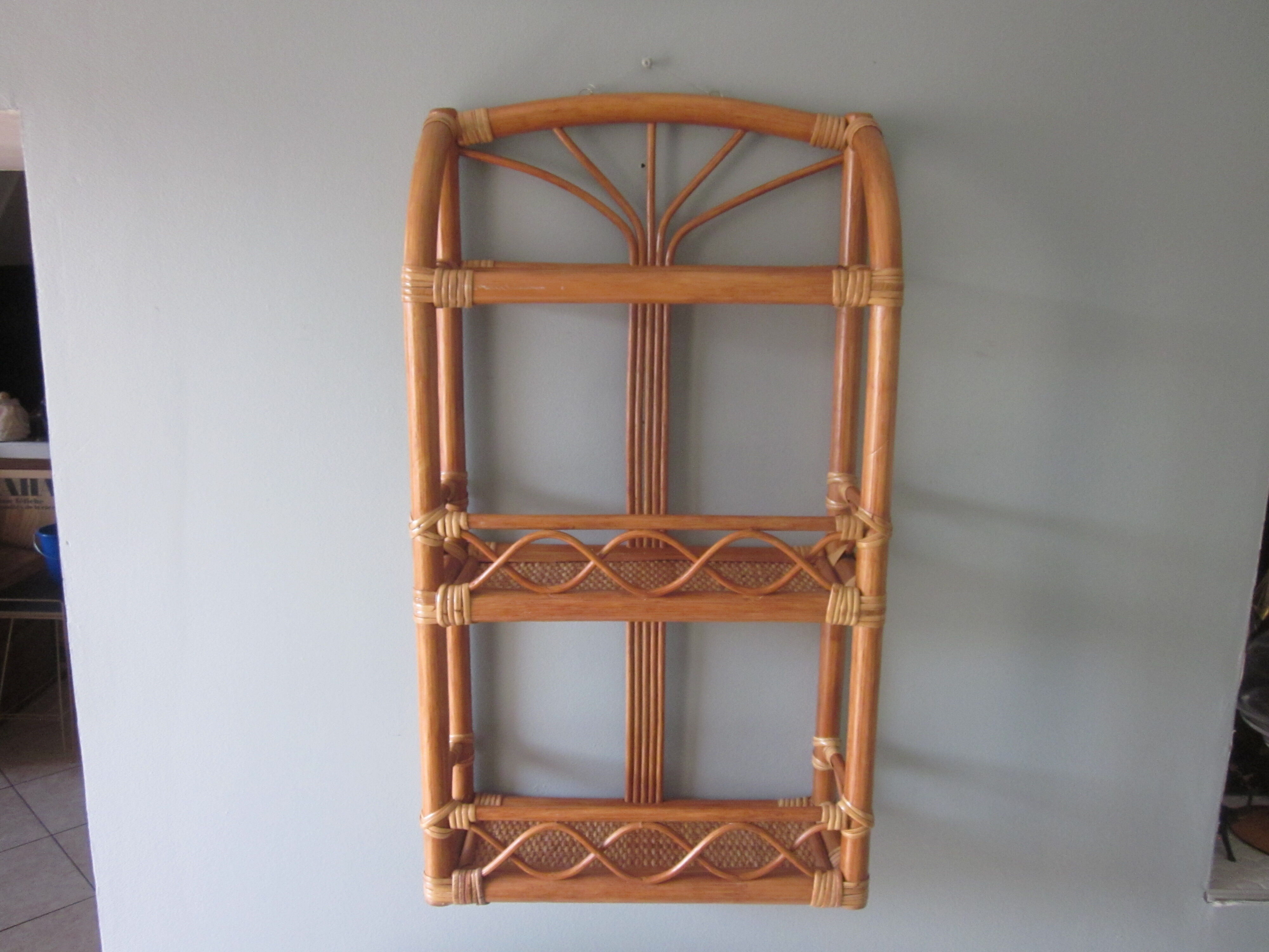 Etagere murale en rotin