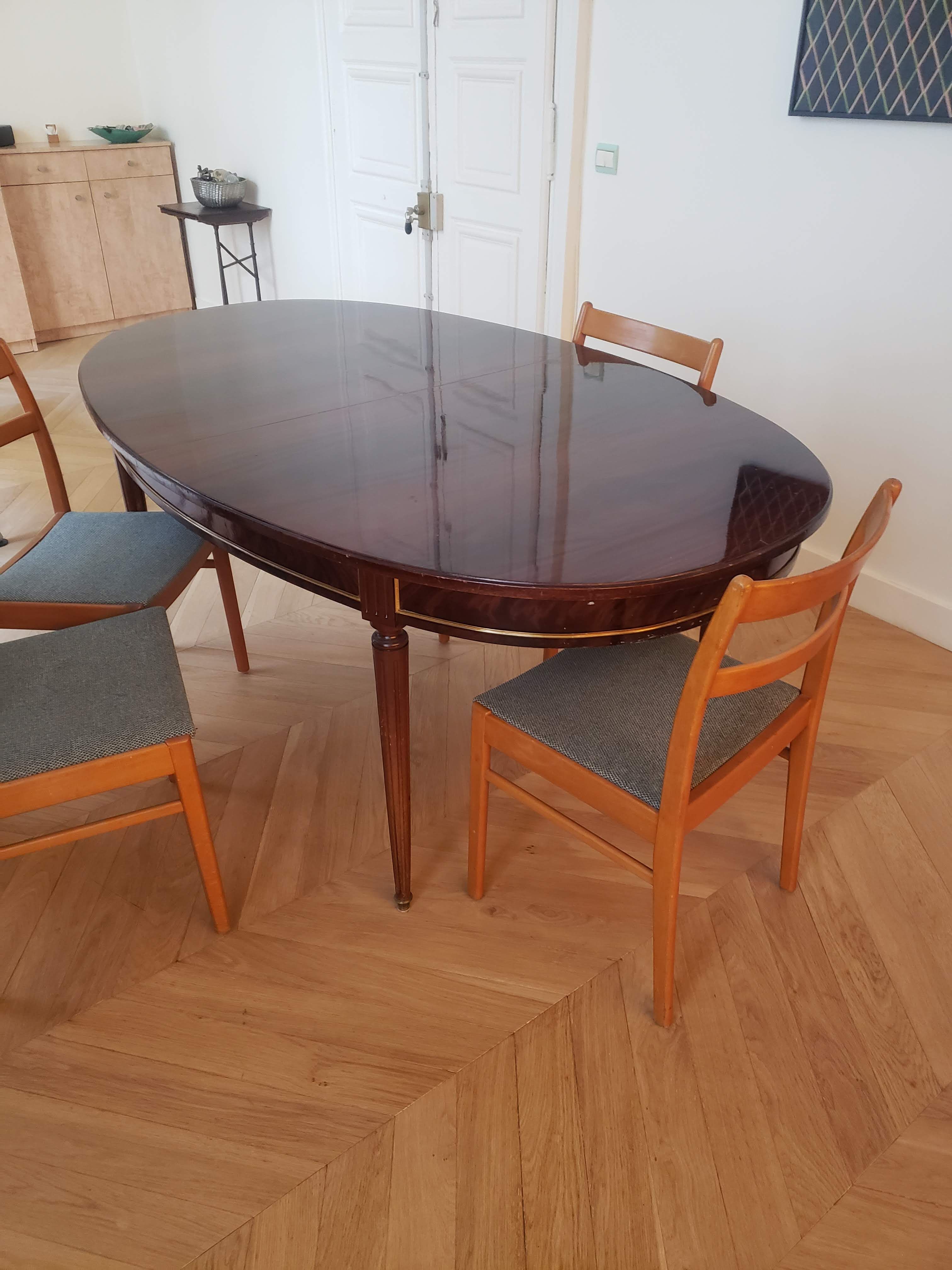 Louis XVI oval table in mahogany, 2 extensions