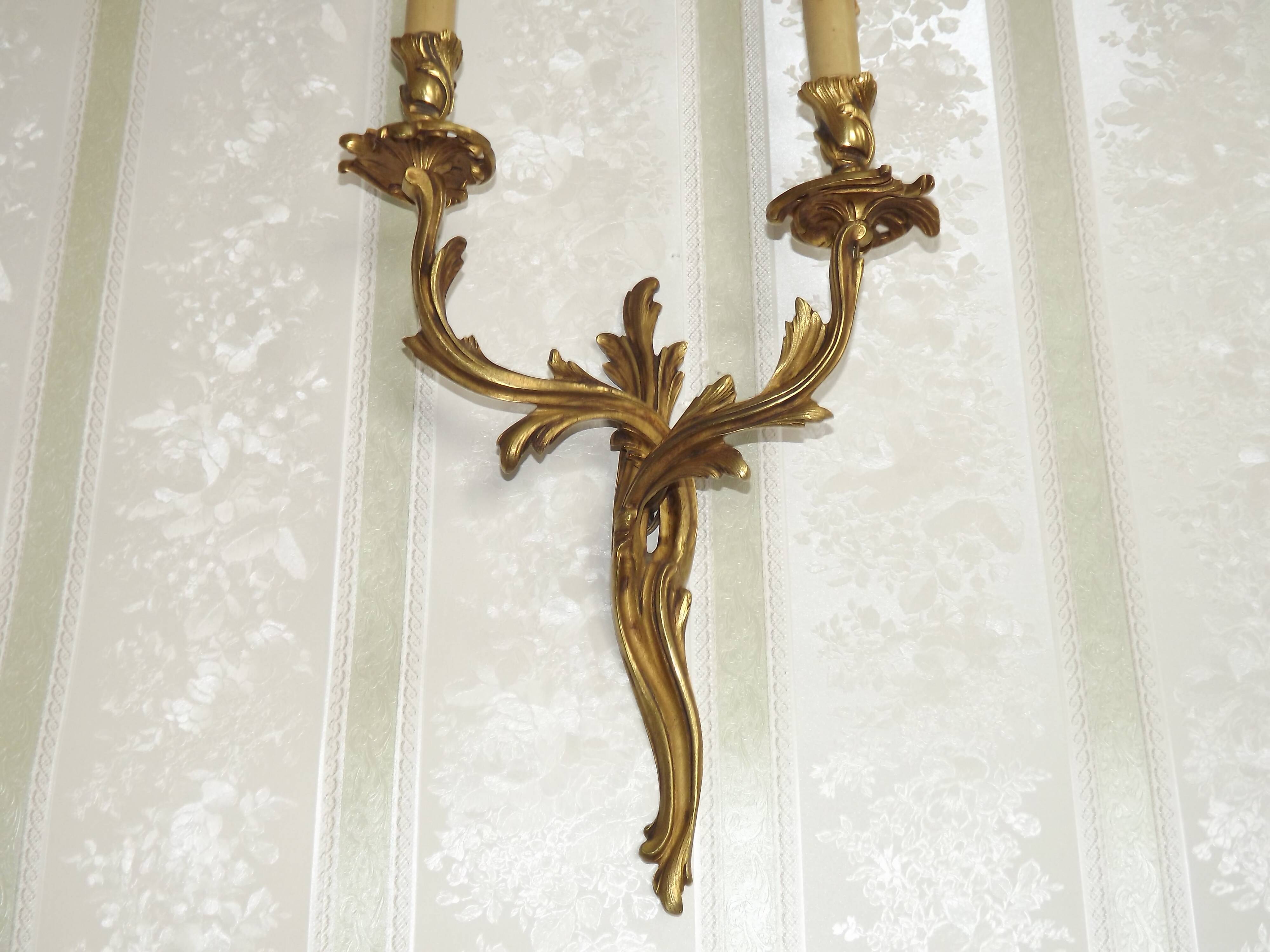 Bronze wall sconces decorated with acanthus leaves.