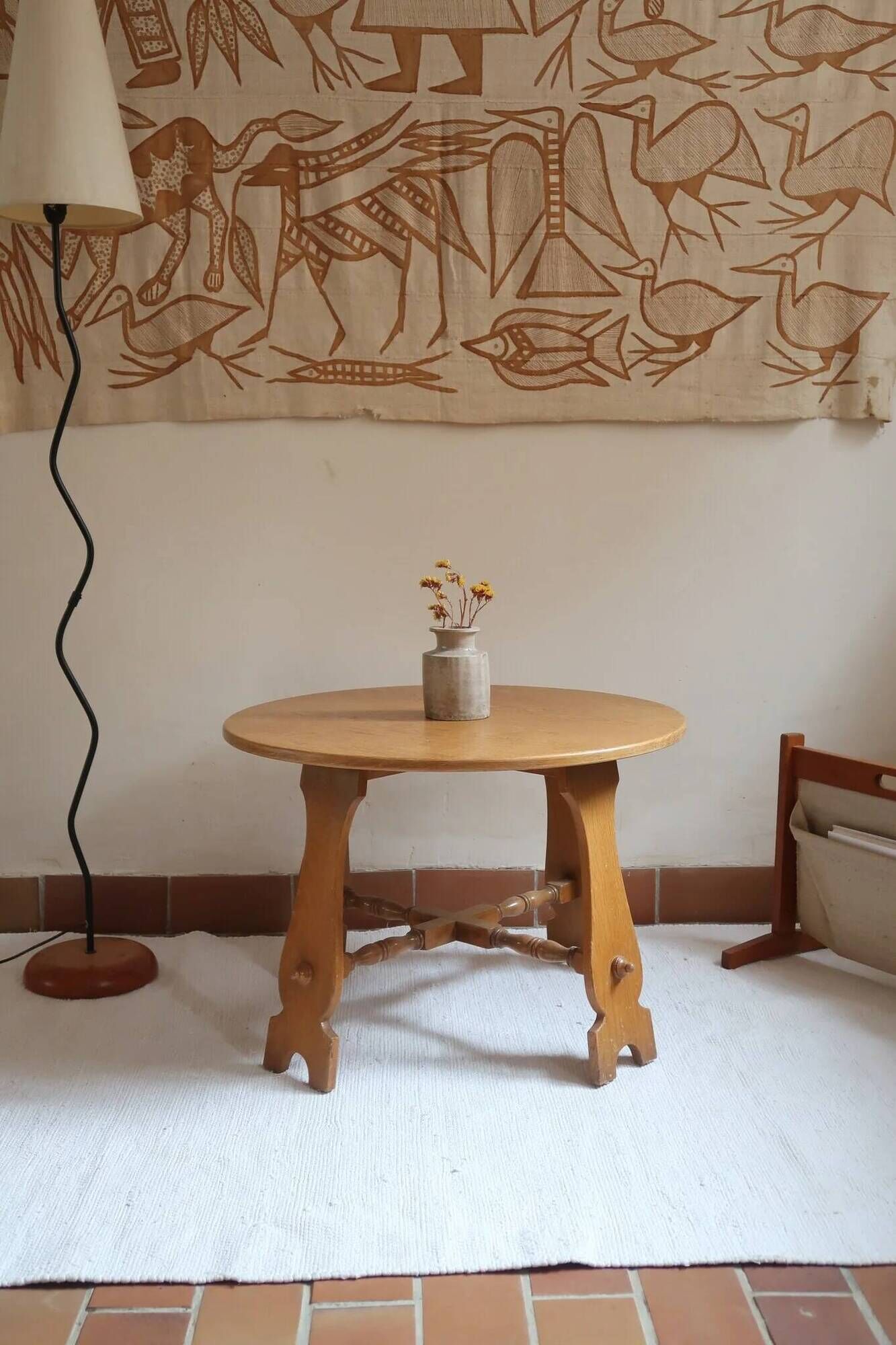 Round beech coffee table with curved legs, 1980s.