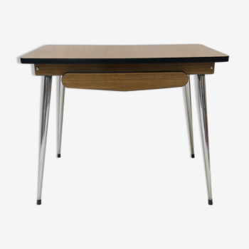 Table en formica marron imitation bois pieds compas