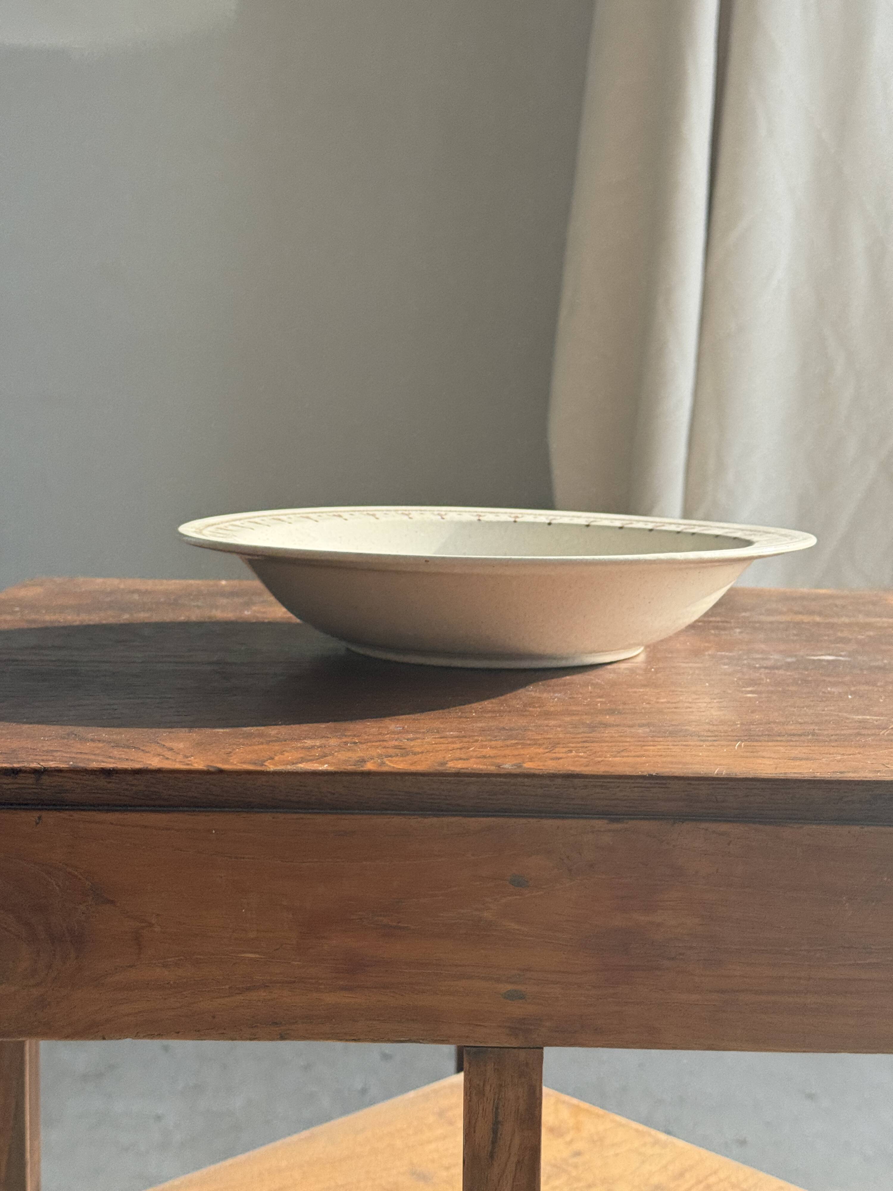 Set of a salad bowl and a vintage brown circular dish D28.